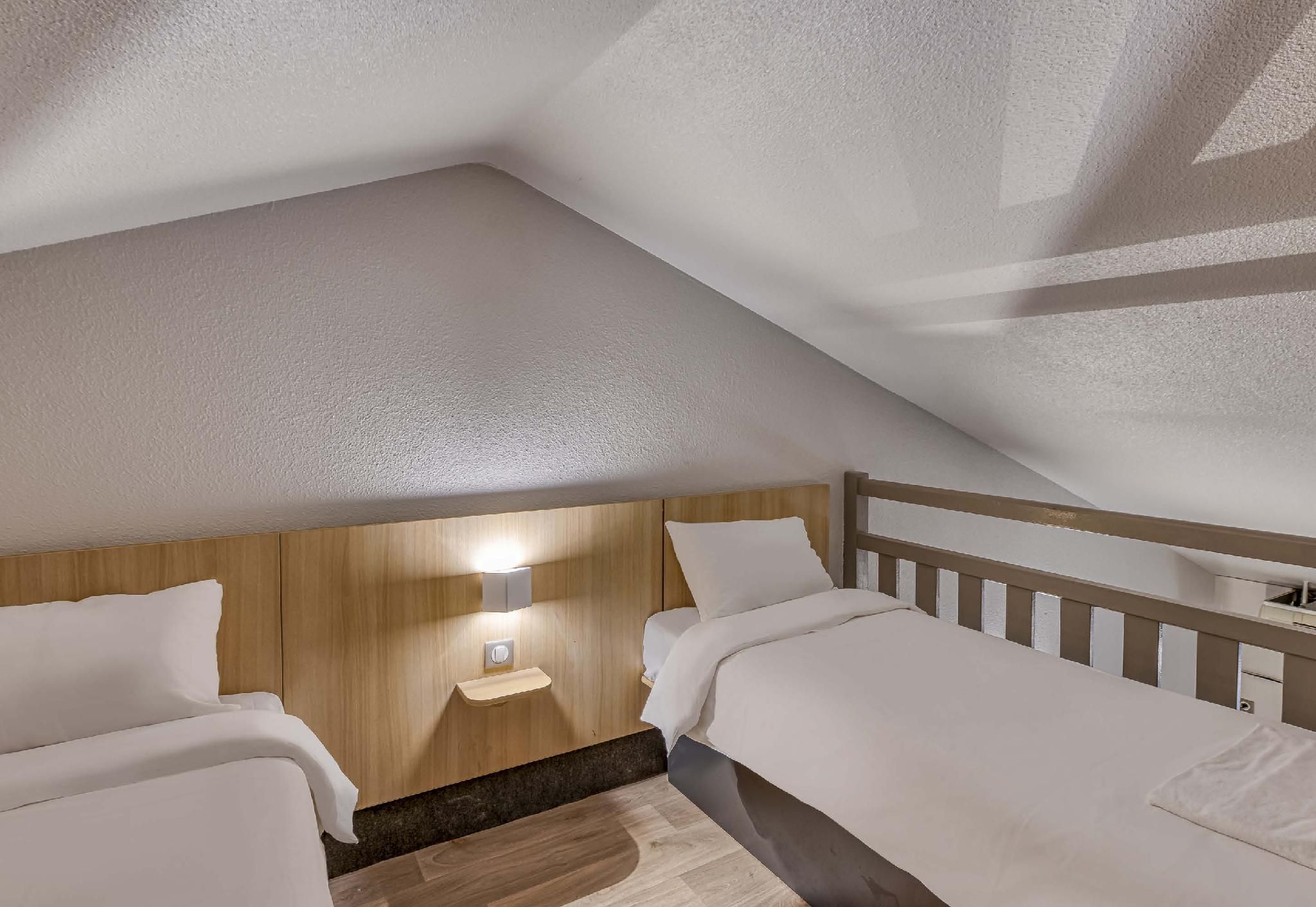 Quadruple 4 Bedroom with Private Bathroom