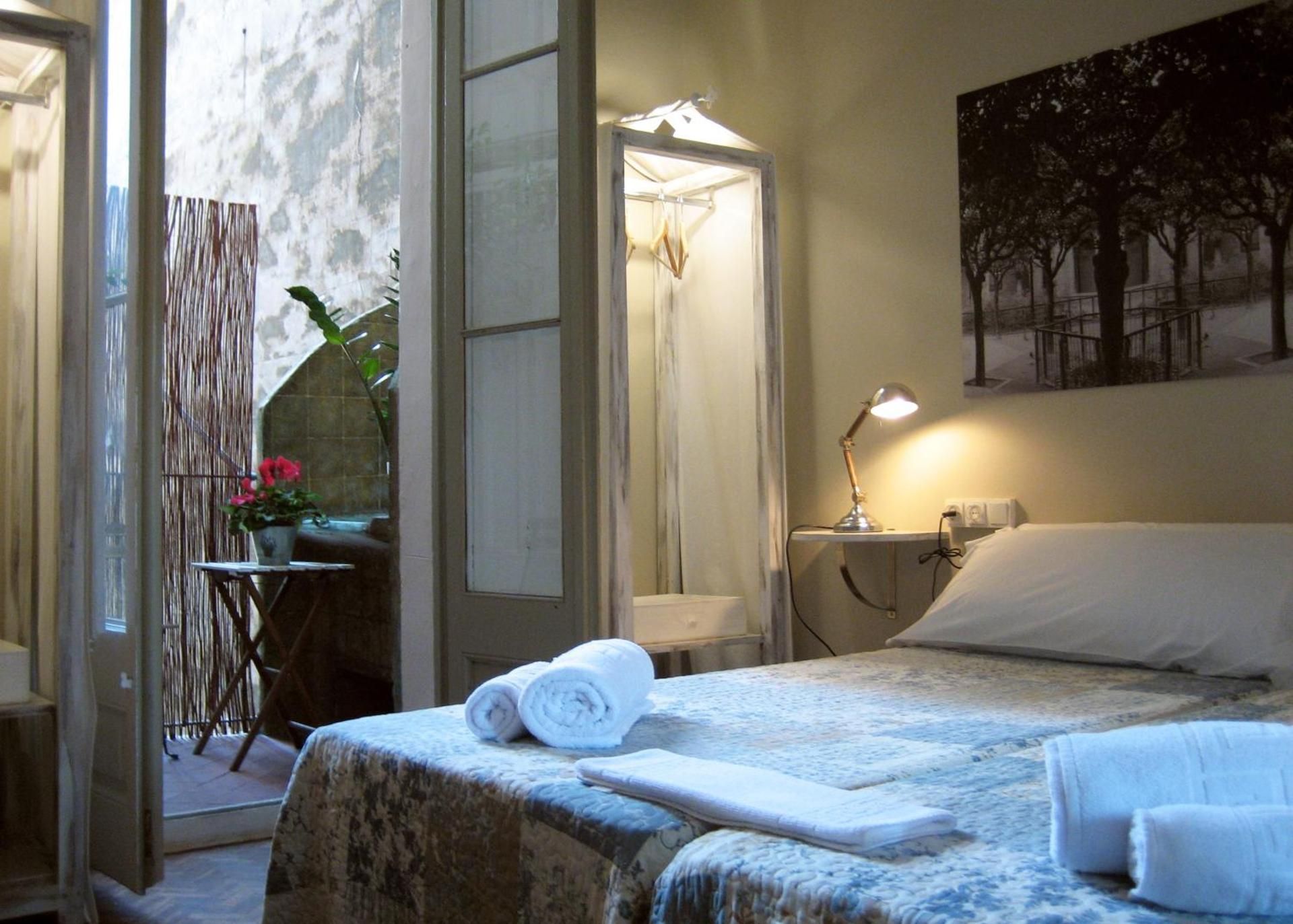 Triple Room with Private External Bathroom (1 double and 1 single room)
