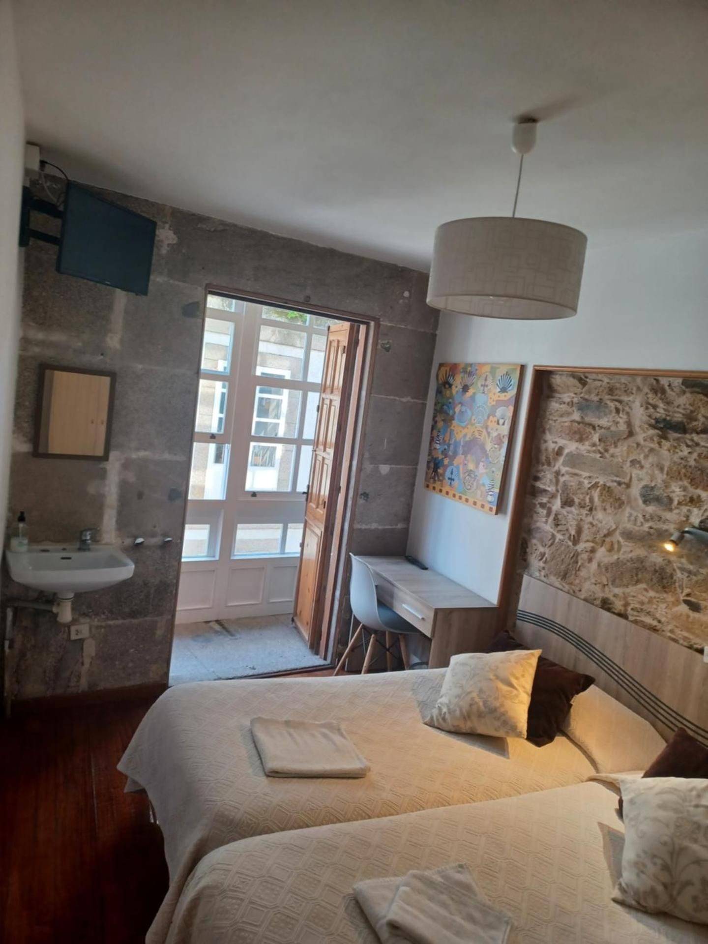 Hostal Forest Budget Twin Room 3