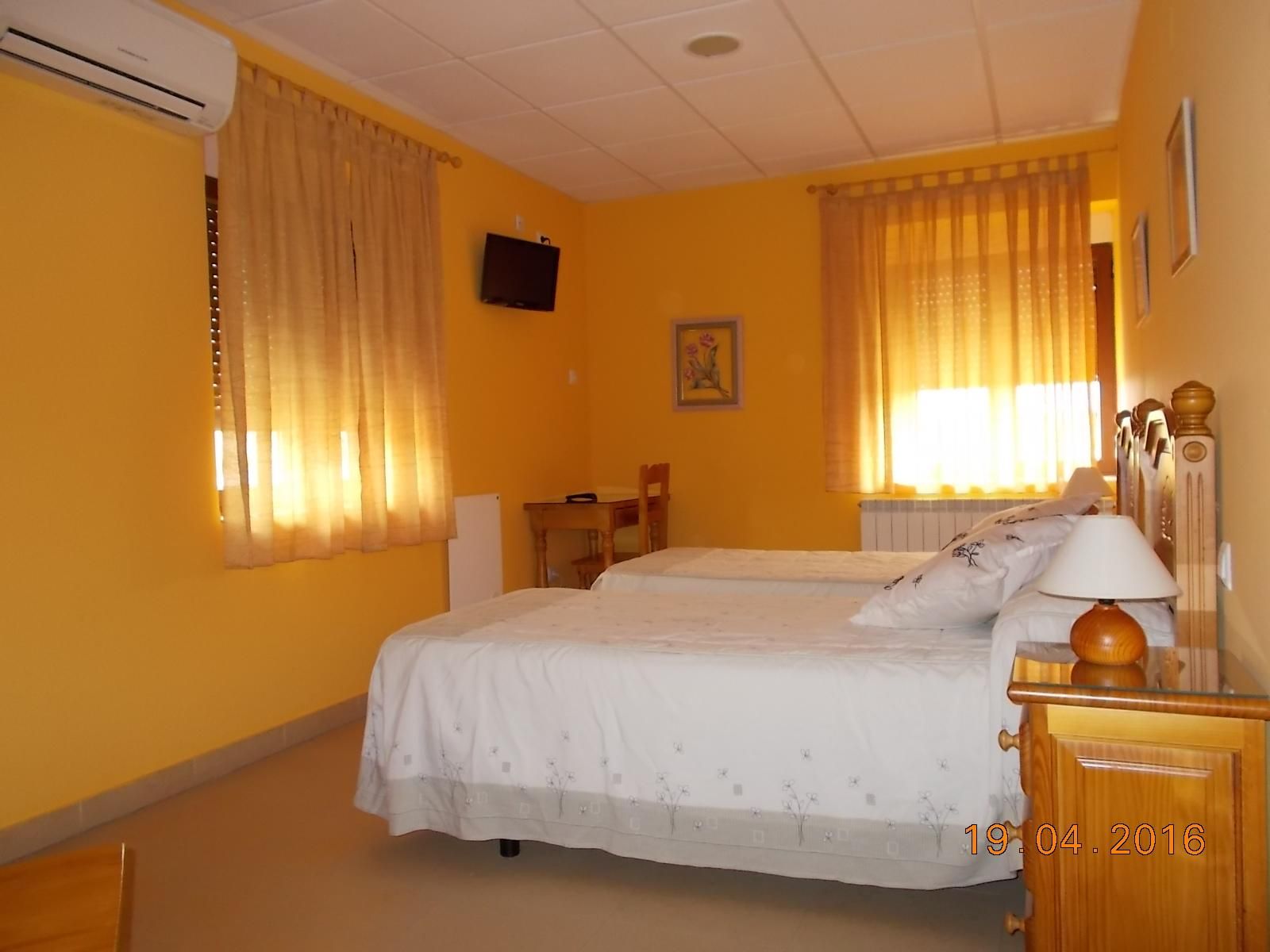 Twin room-Comfort-Private Bathroom-Landmark view