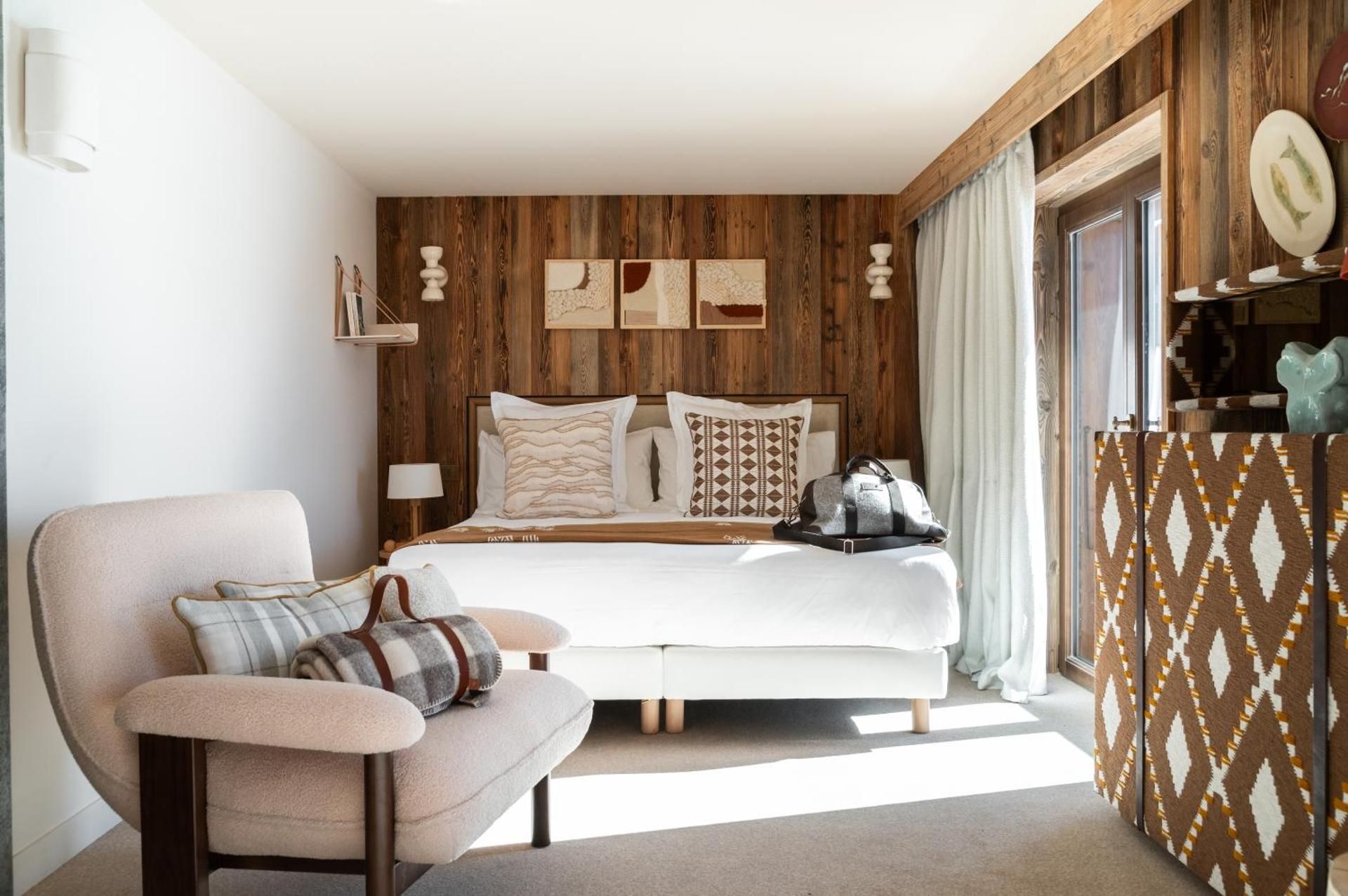 Deluxe King Room with Mountain View