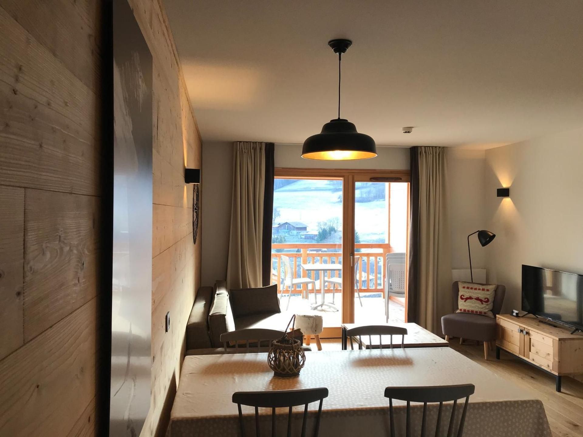 Apartment with Mountain View