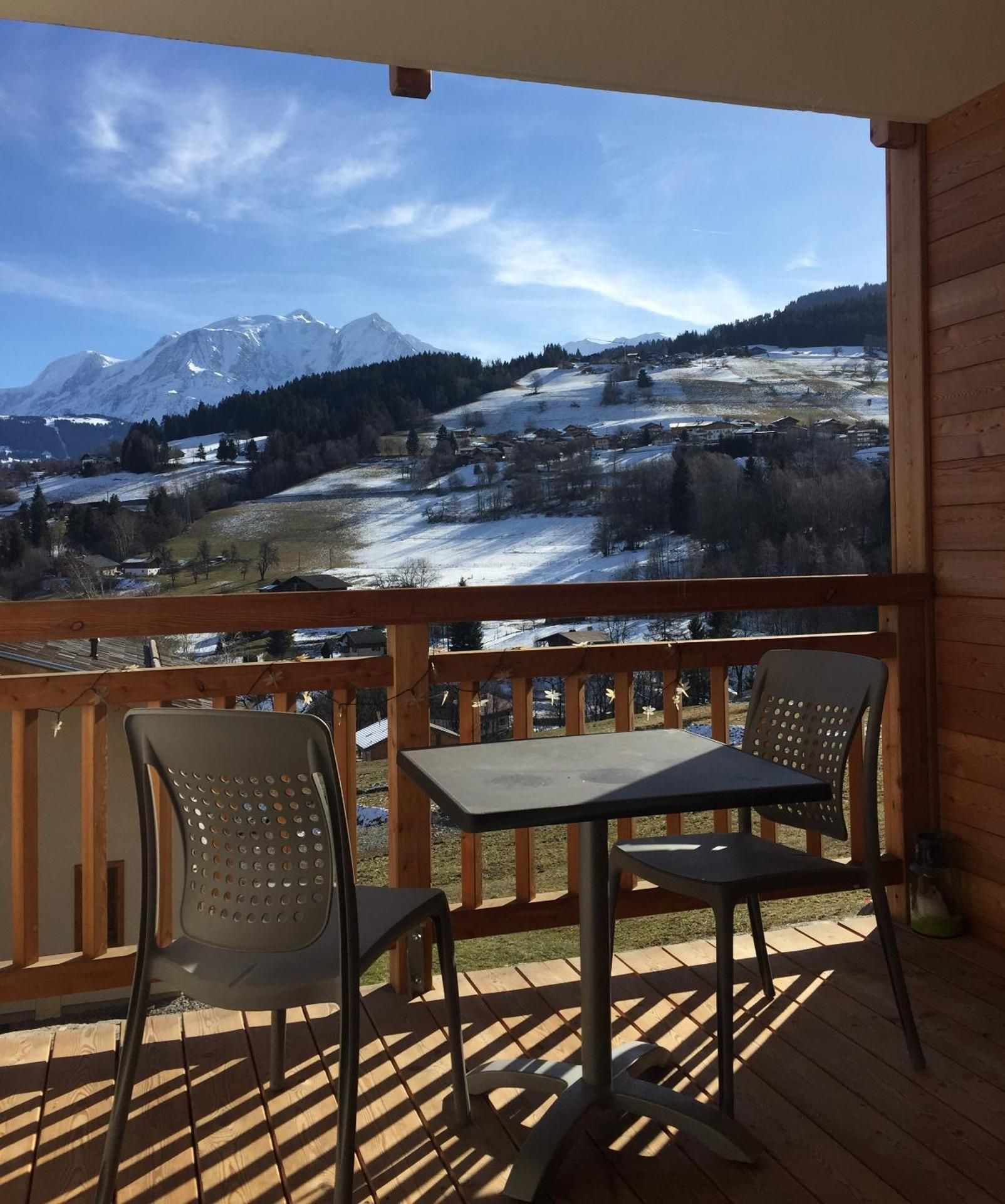 Apartment with Mountain View