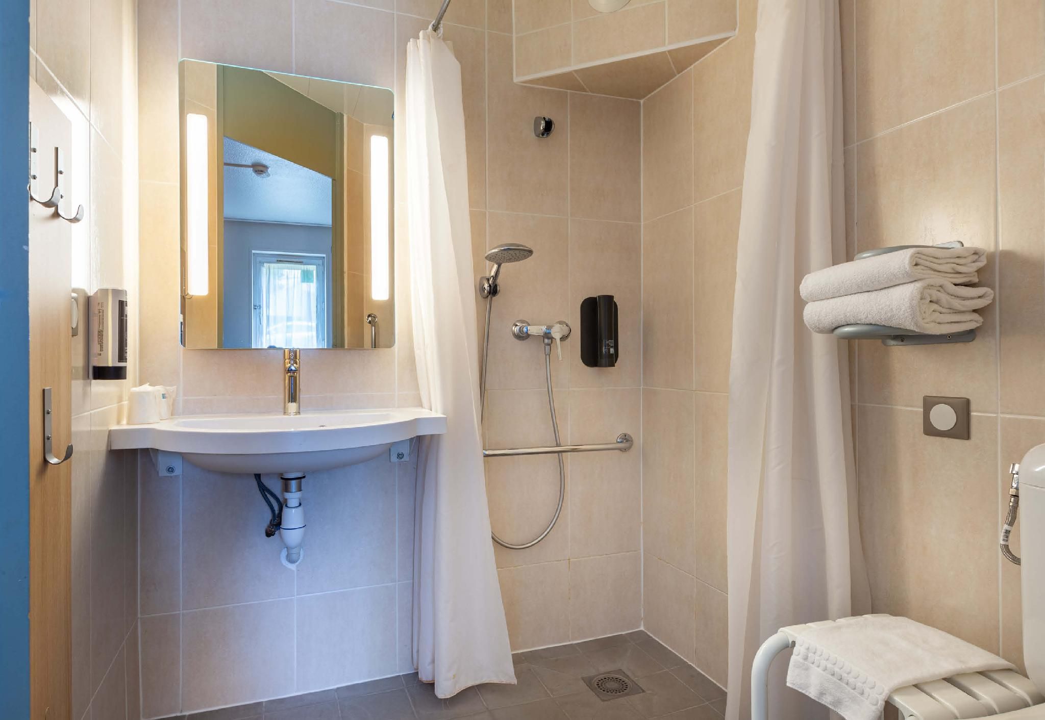 B&B HOTEL CHARTRES Le Coudray Double Room - Disability Access 3