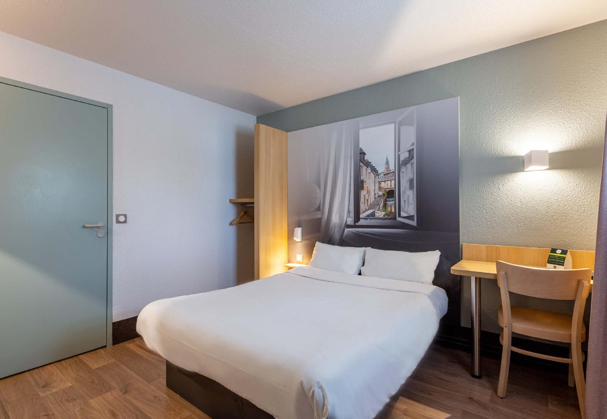 B&B HOTEL CHARTRES Le Forum Double Room - Disability Access