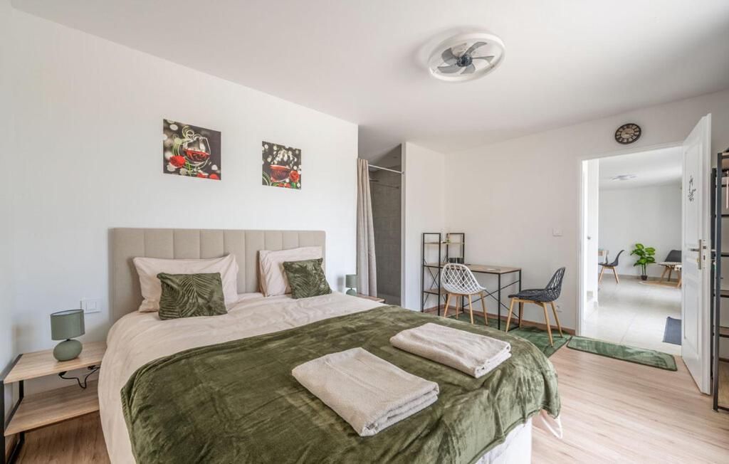 Queen Room with Pool View