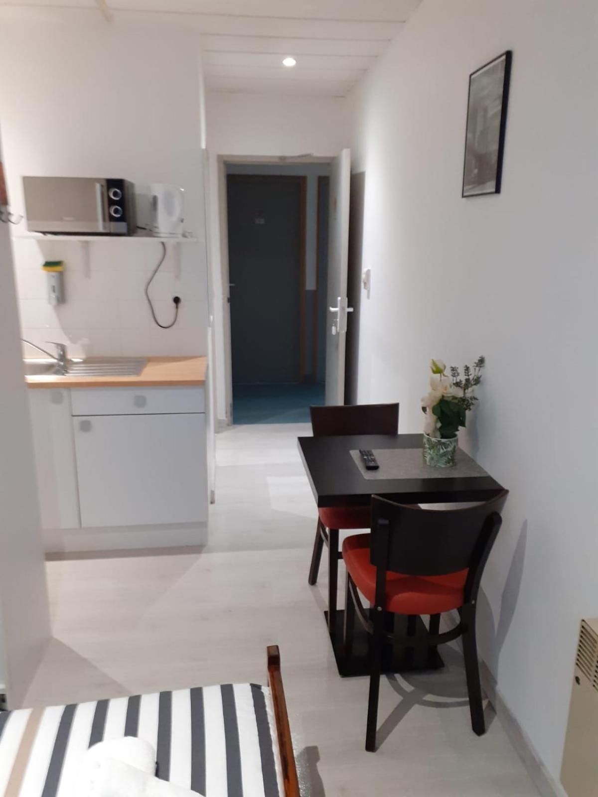Studio (2 Adults) with private bathroom and kitchnette