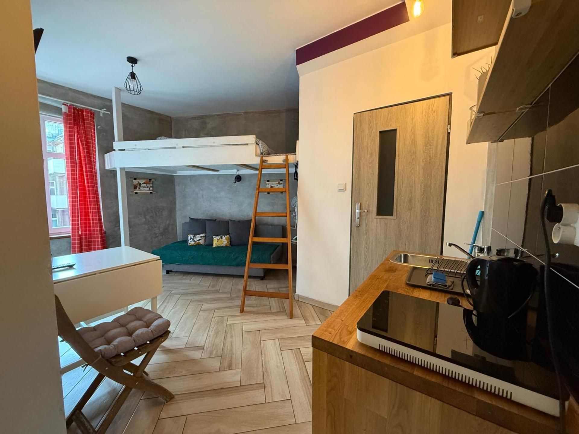 Deluxe Studio