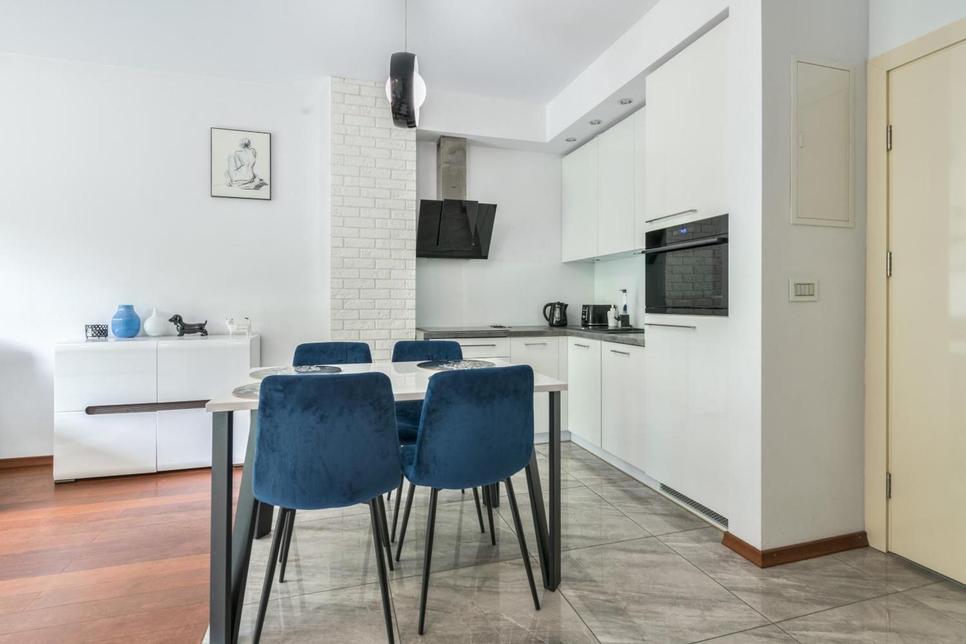 Deluxe One-Bedroom Apartment