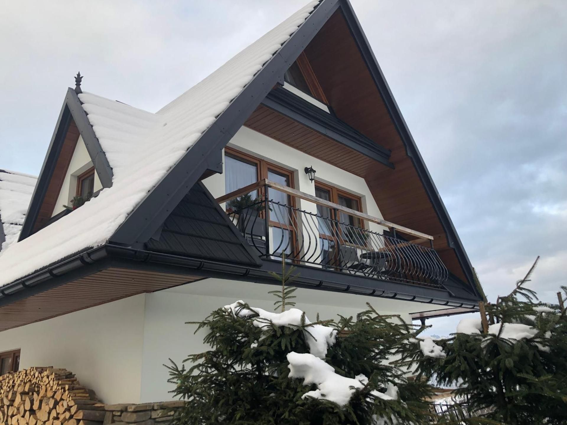 Apartment with Mountain View