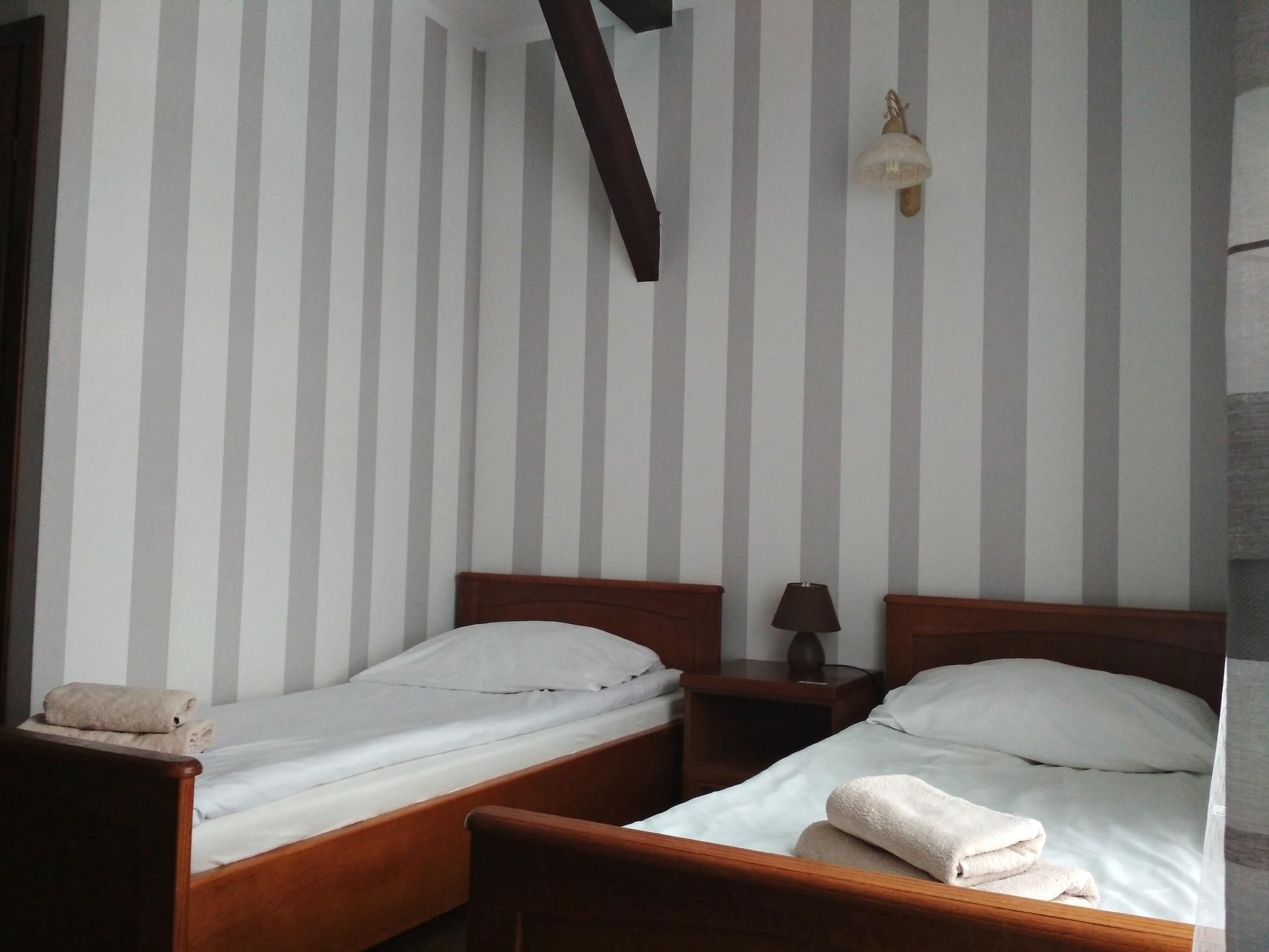 2 Twin Beds