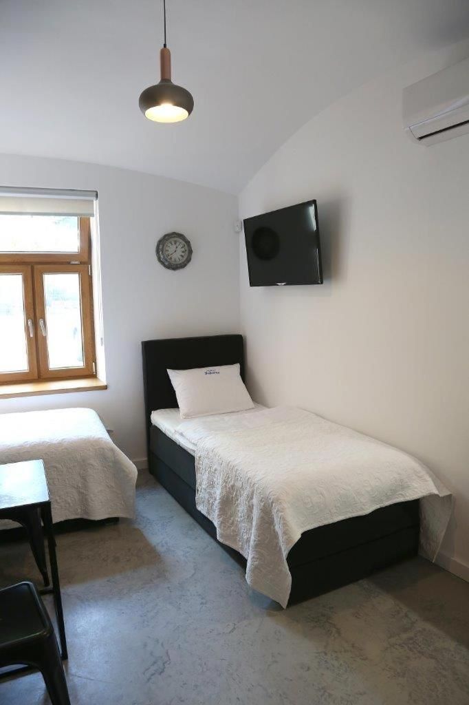 Industrial - Twin Room with Private Bathroom