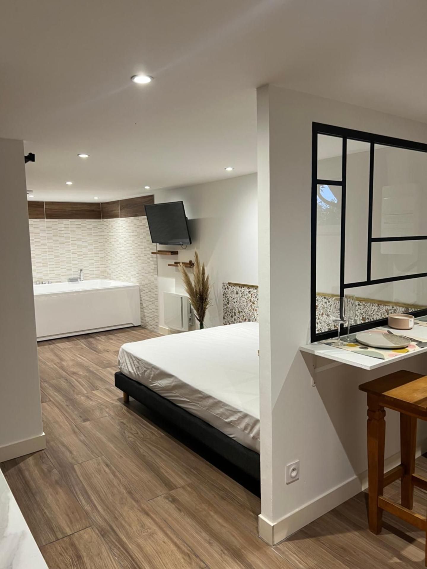 Studio with Spa Bath