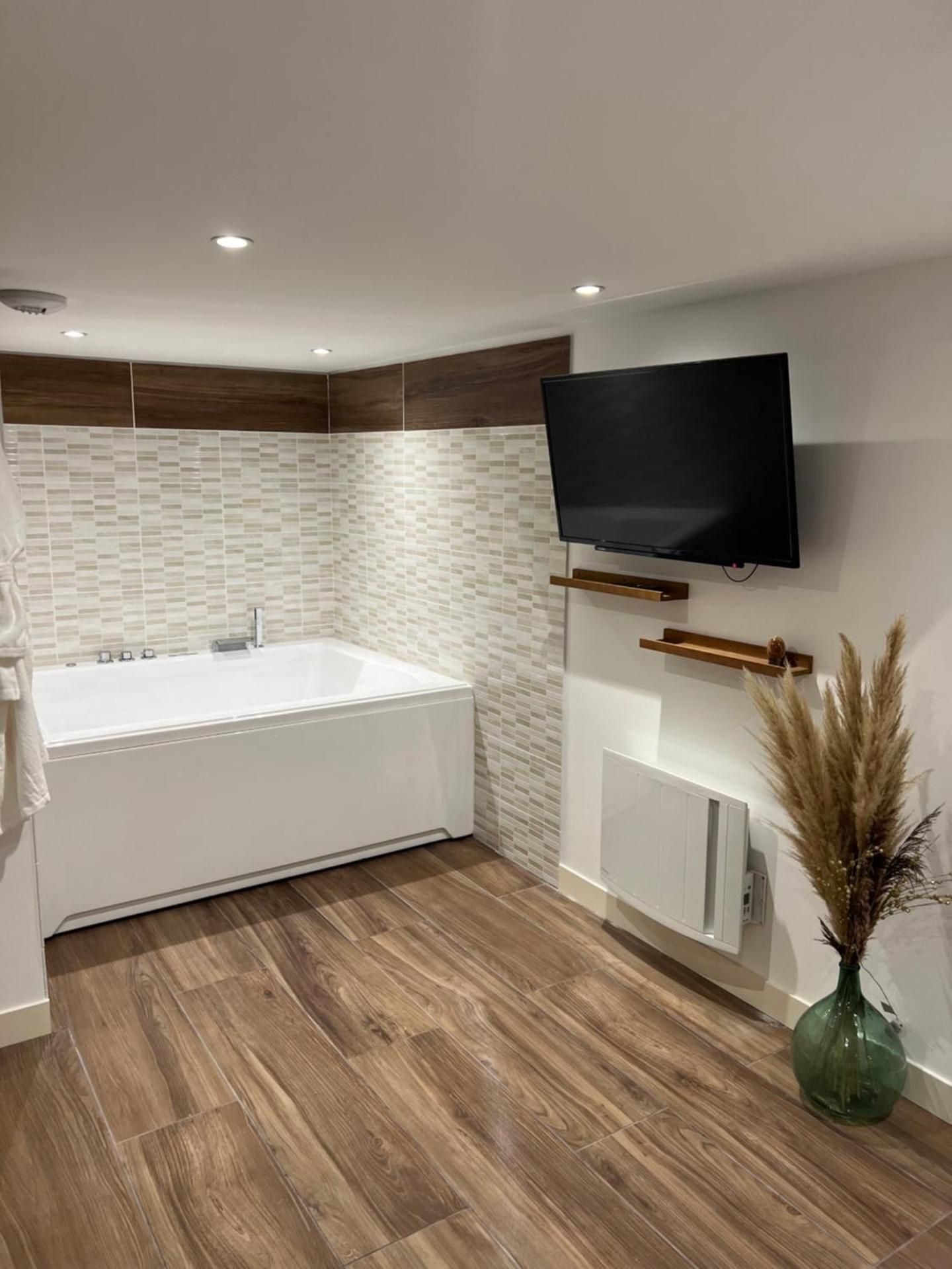 Studio with Spa Bath