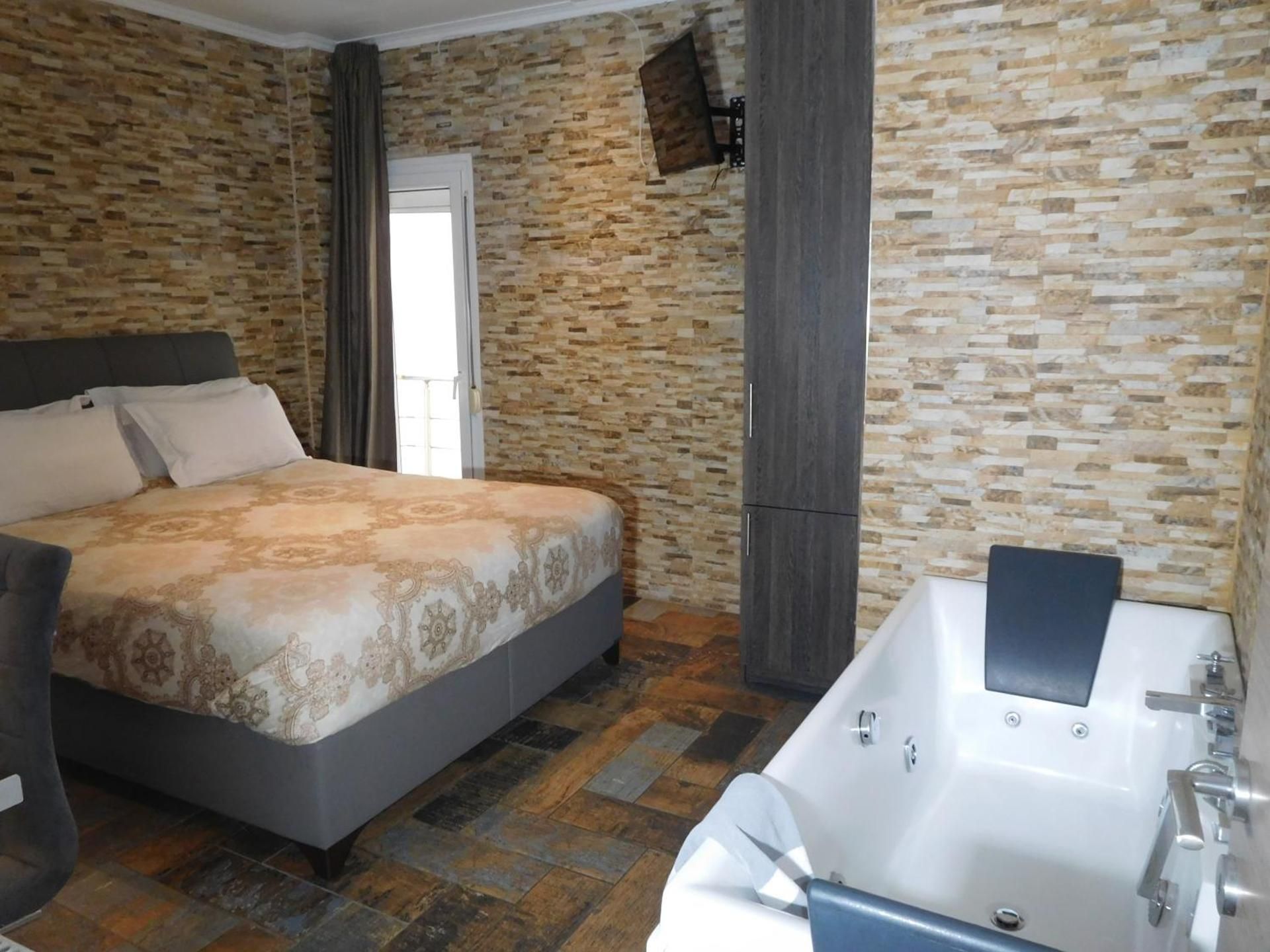 Studio with Spa Bath