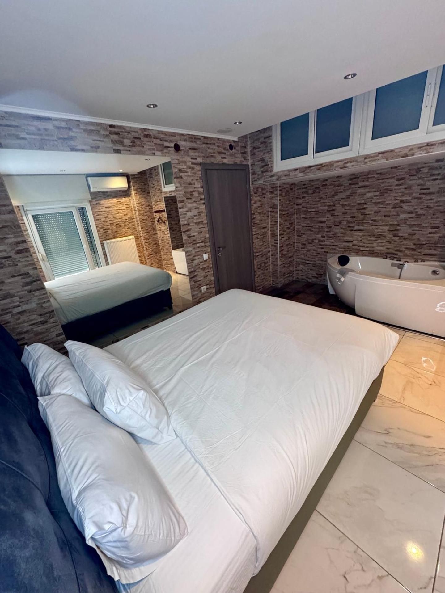 Suite with Hot Tub