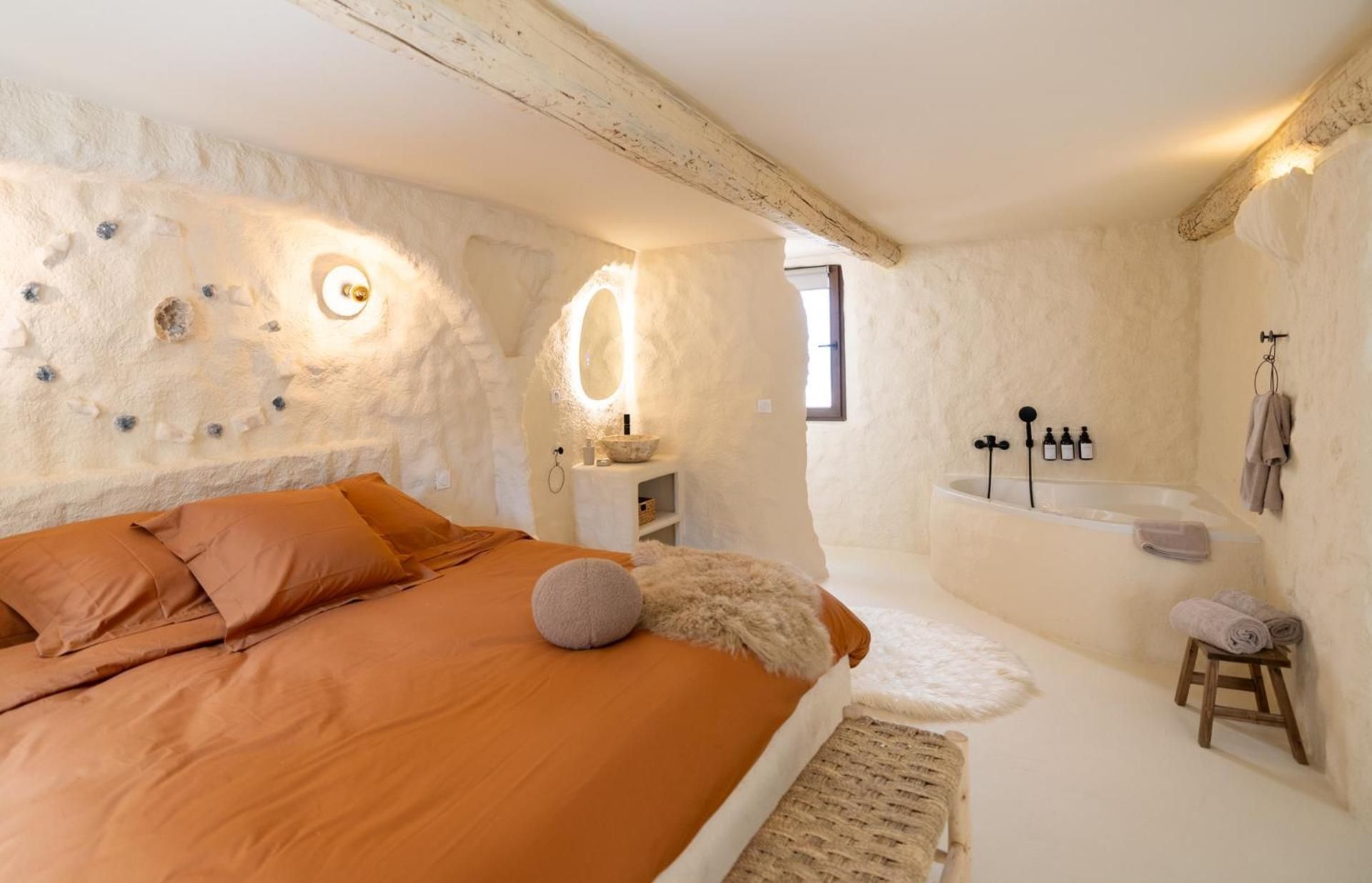 Three-Bedroom Deluxe Apartment