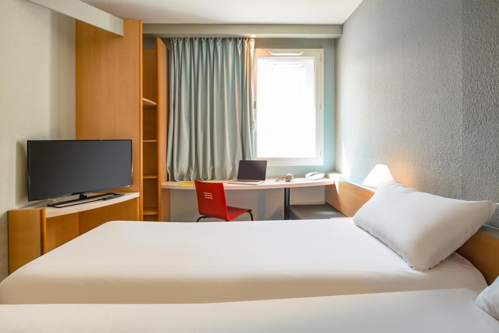 Standard Room with one double bed and one single bed