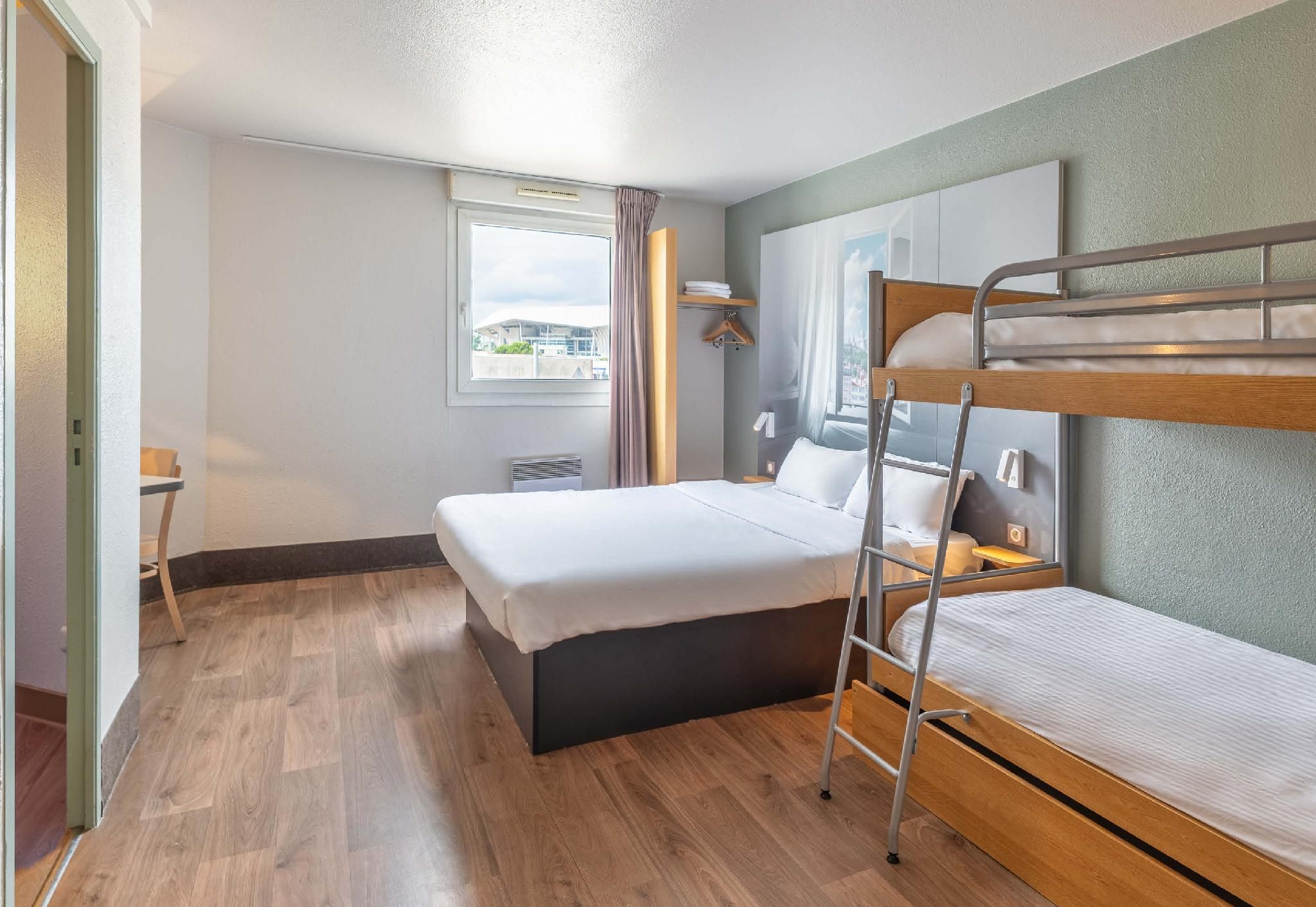 B&B HOTEL Lyon Grand Stade Meyzieu Quadruple Room - Non-Smoking 2