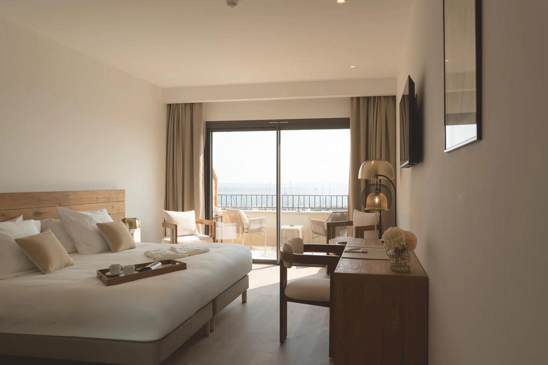Deluxe King Room with Sofa Bed, Balcony and Sea View - Non-Smoking
