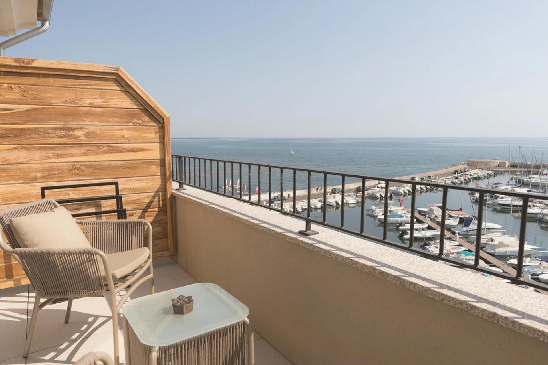 Deluxe King Room with Sofa Bed, Balcony and Sea View - Non-Smoking