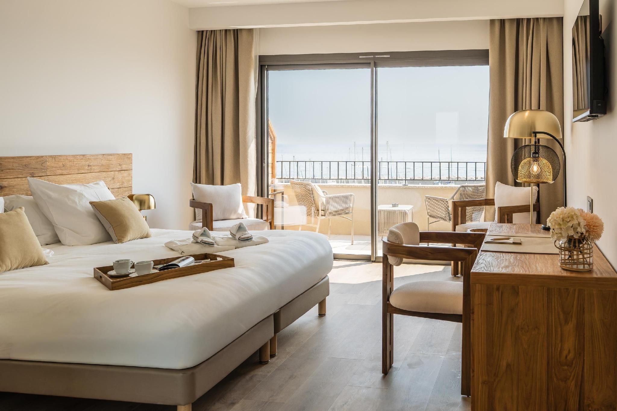 1 KING BED,Non Smoking,Deluxe Room,Balcony,Sea view,Twin Beds on Request