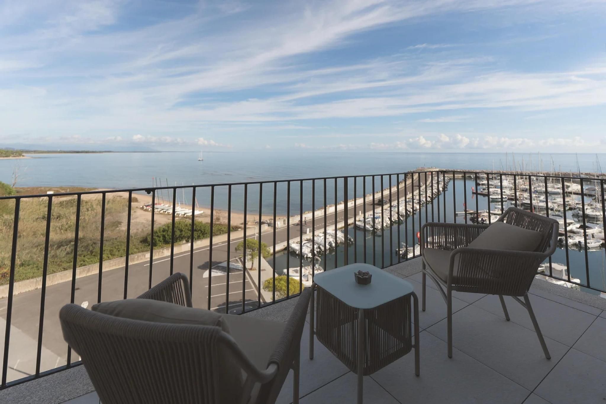 SUITE-1 KING BED,Non Smoking,Sofabed1,Balcony,Sea view,Kitchenette