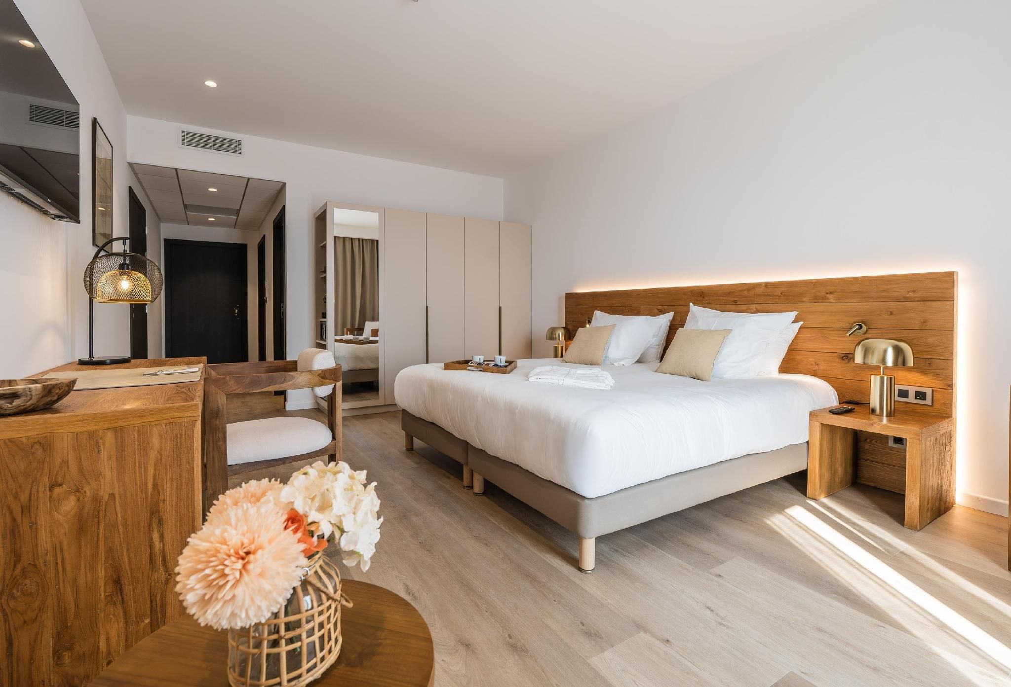 1 KING BED,Non Smoking,Deluxe Room,Sofabed1,Balcony,Sea view,Twin Beds on Request