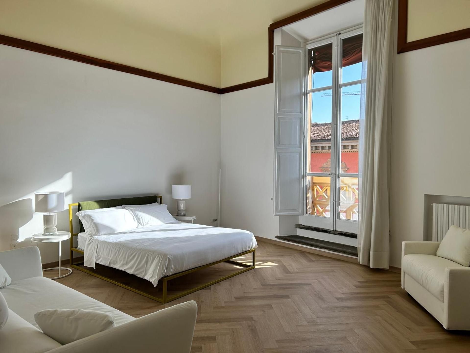 Deluxe Queen Suite with Ensuite Bathroom