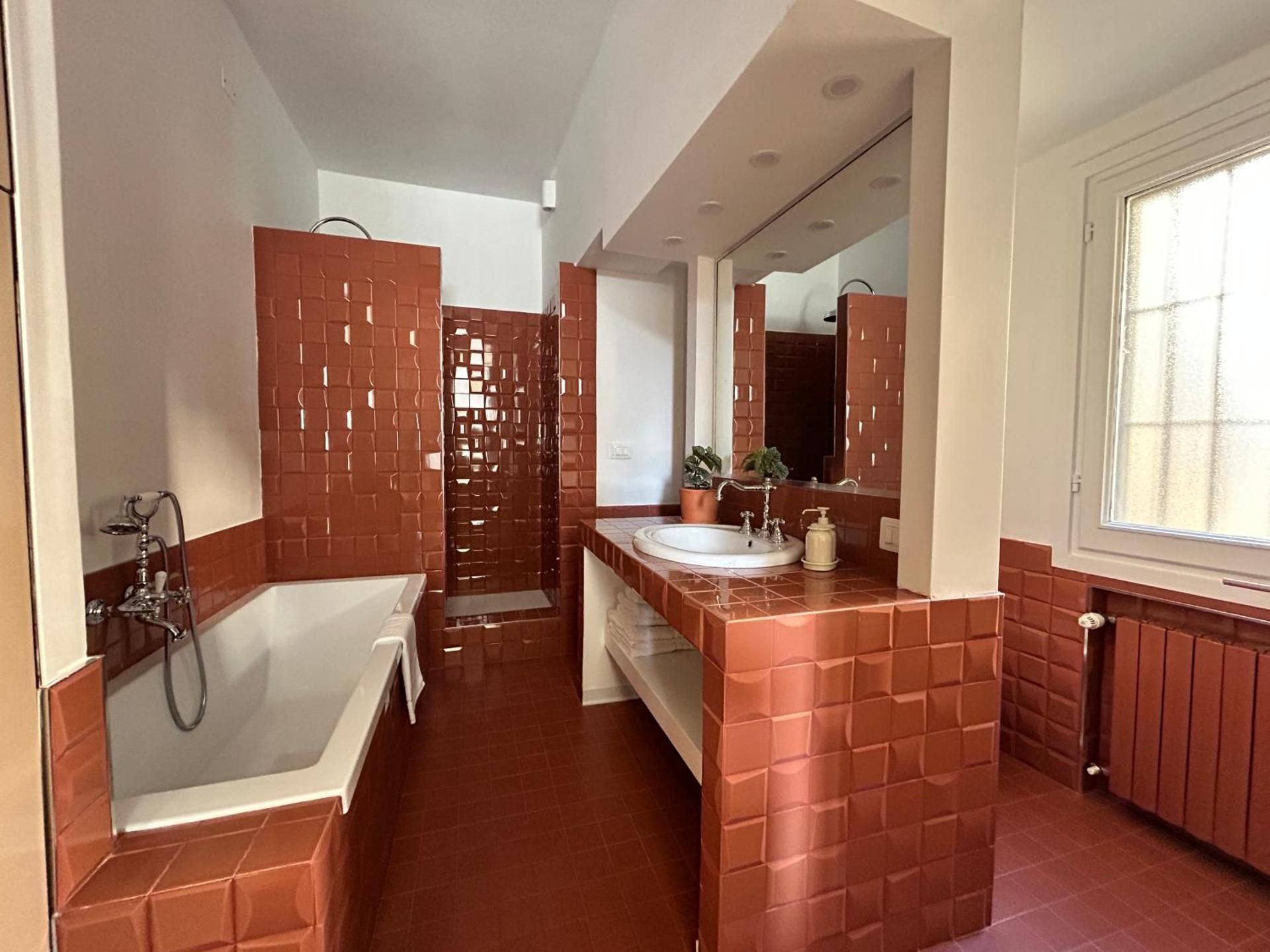 Deluxe Queen Suite with Ensuite Bathroom