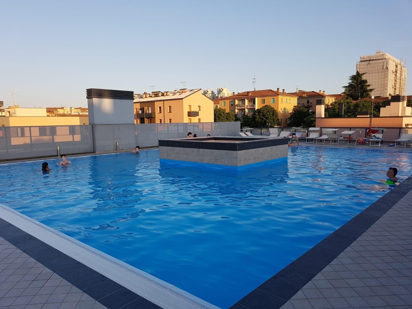 swimming pool [outdoor]