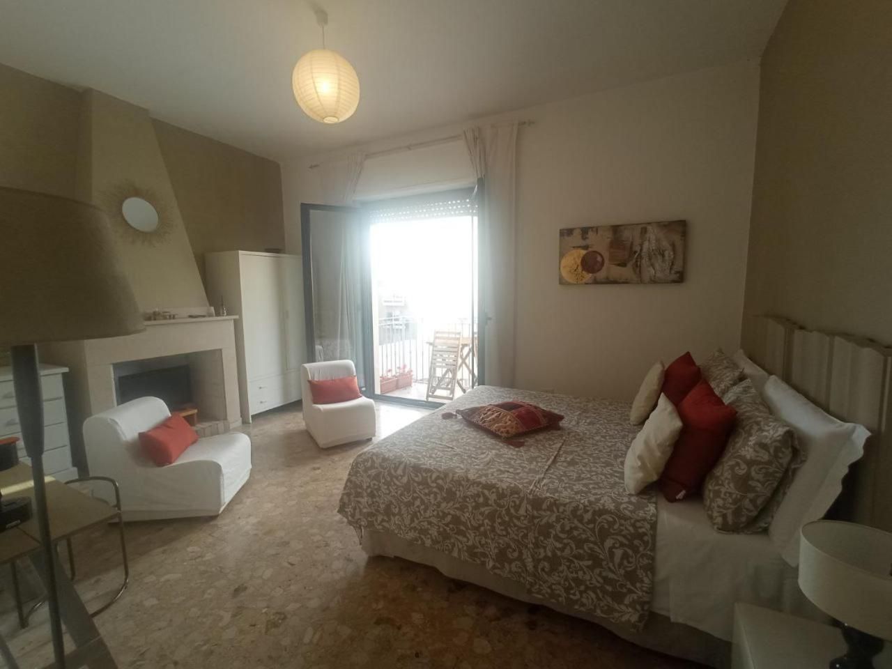 Suite con terrazzo e bagno in comune