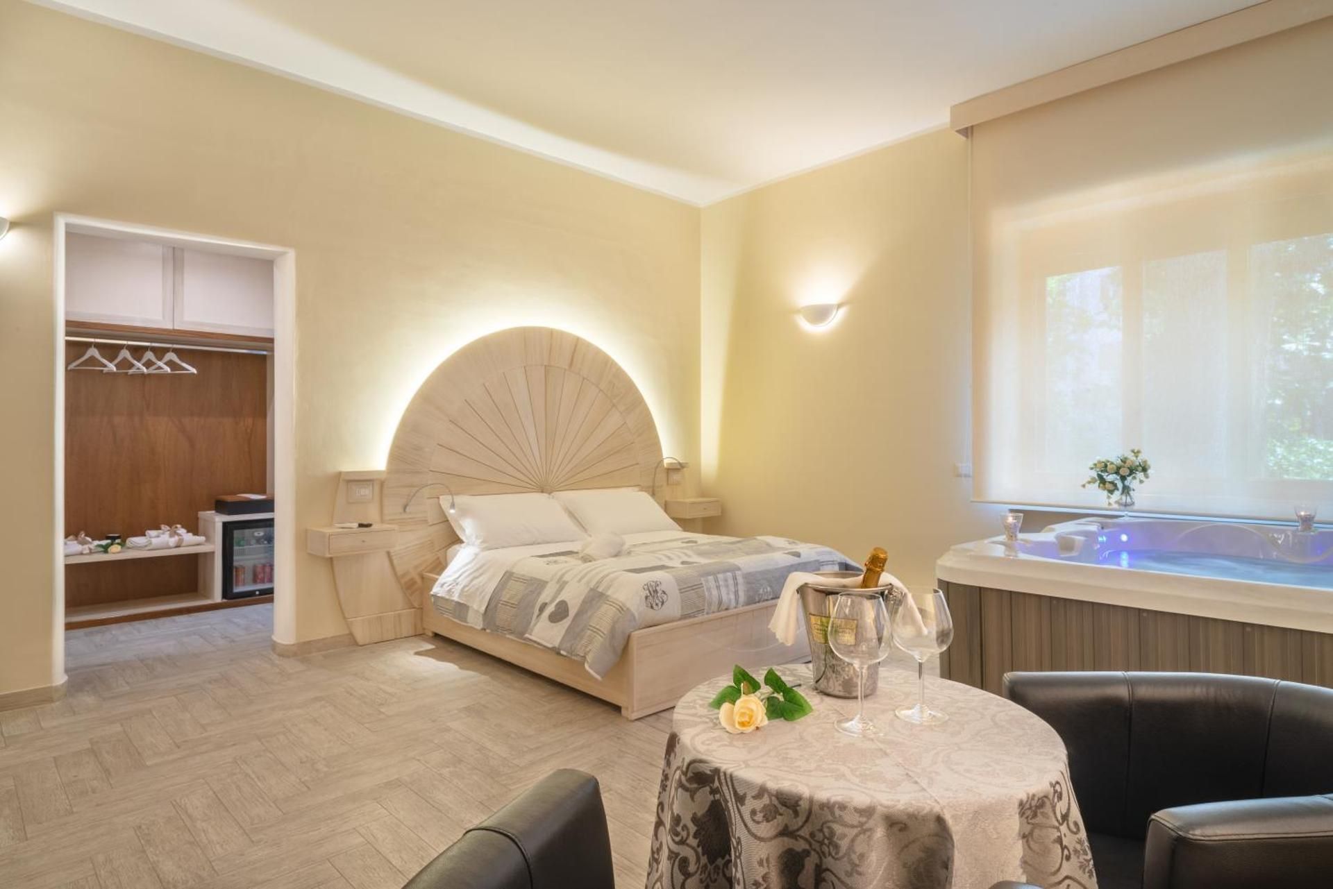 Queen Suite with Spa Bath