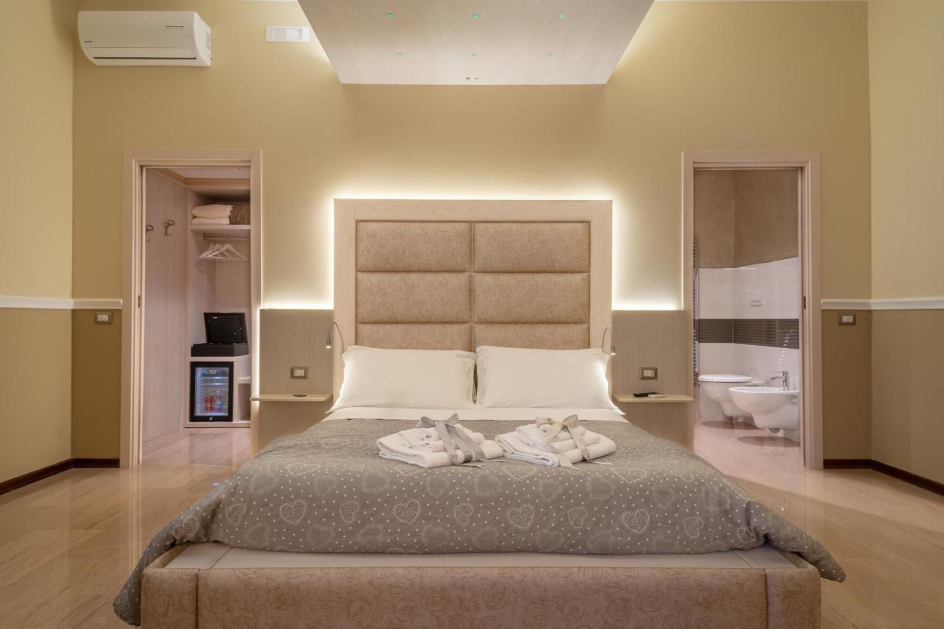 Deluxe Suite with Spa Bath