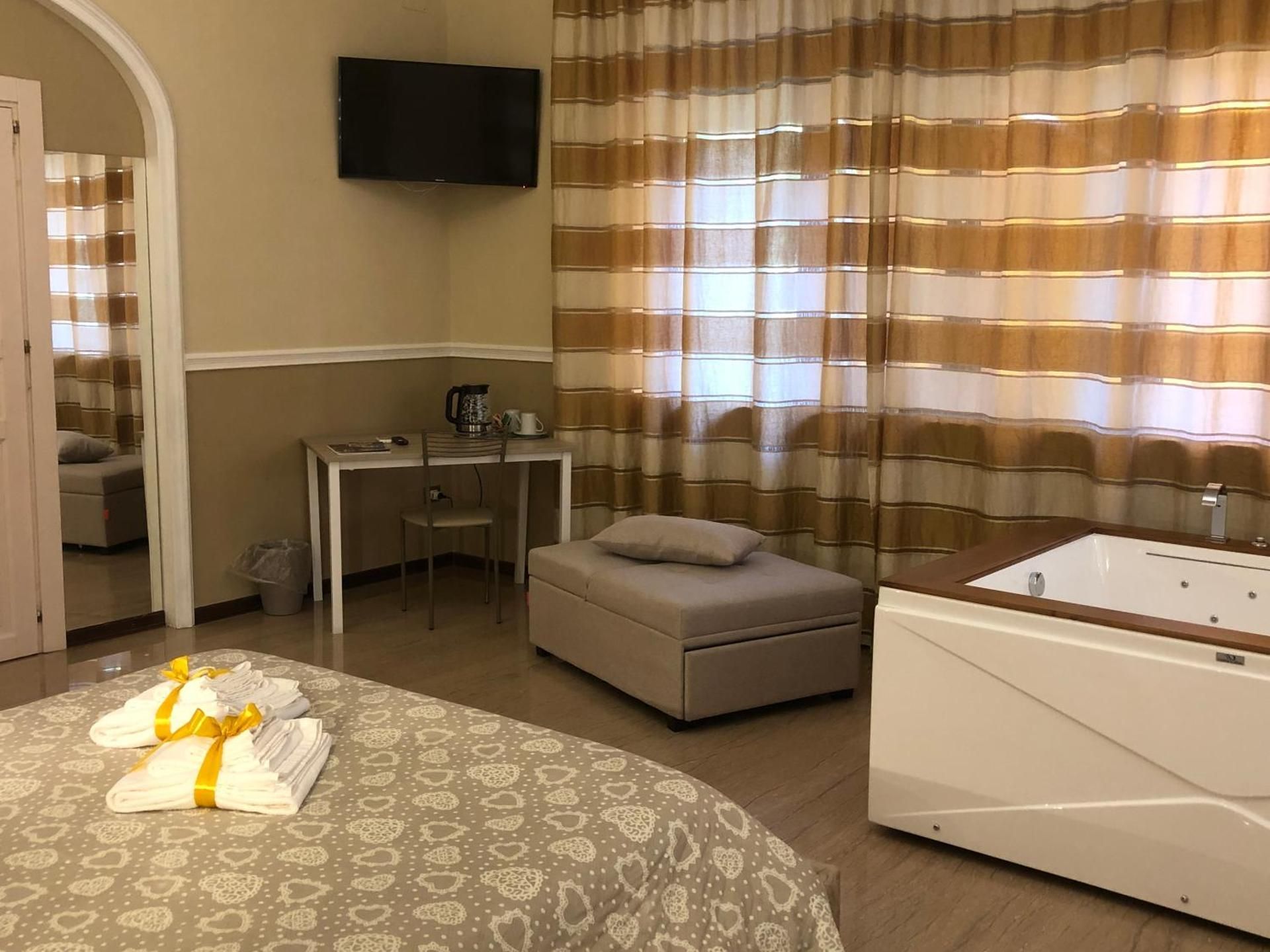 Deluxe Suite with Spa Bath