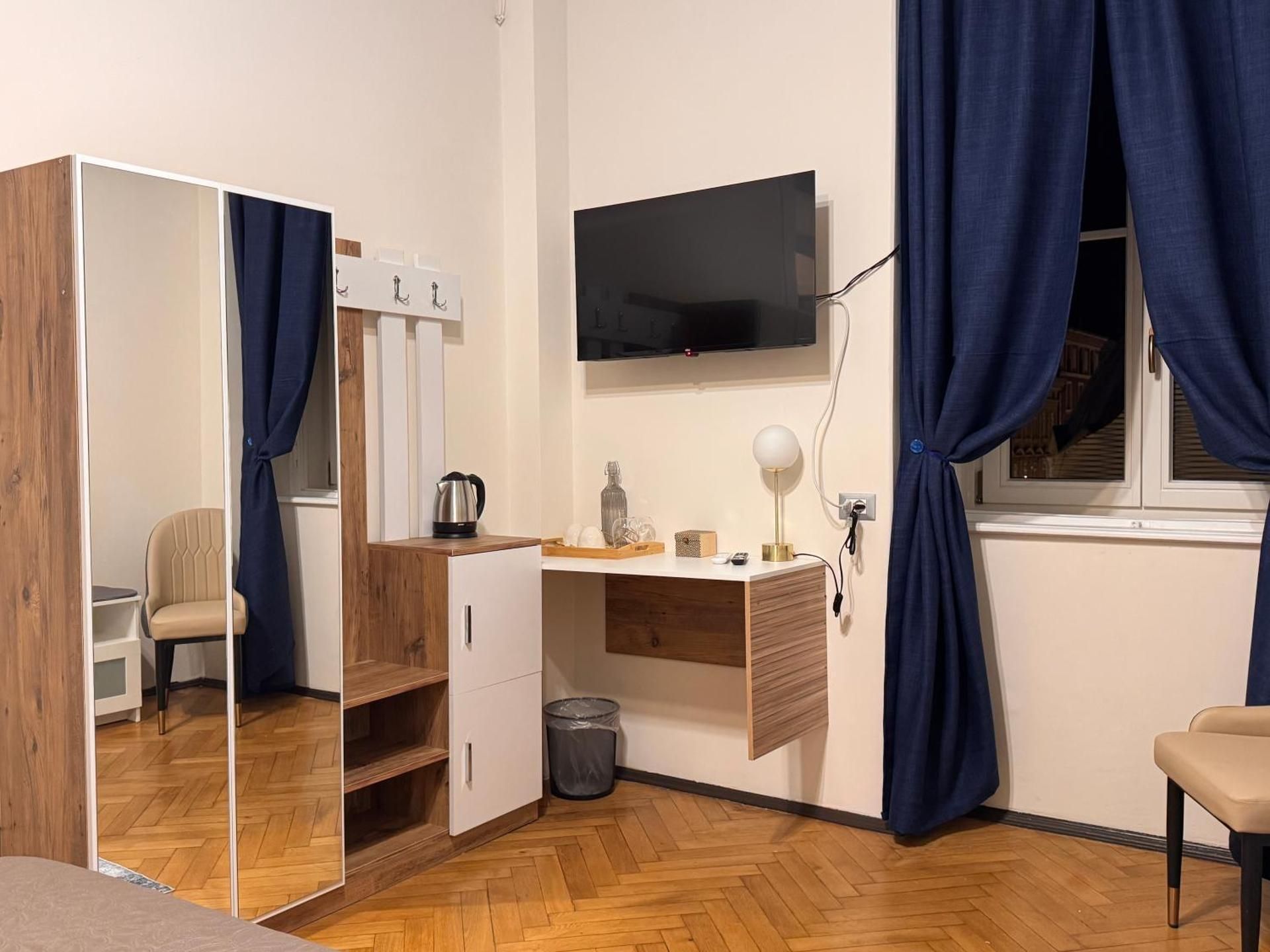 Standard Queen Room
