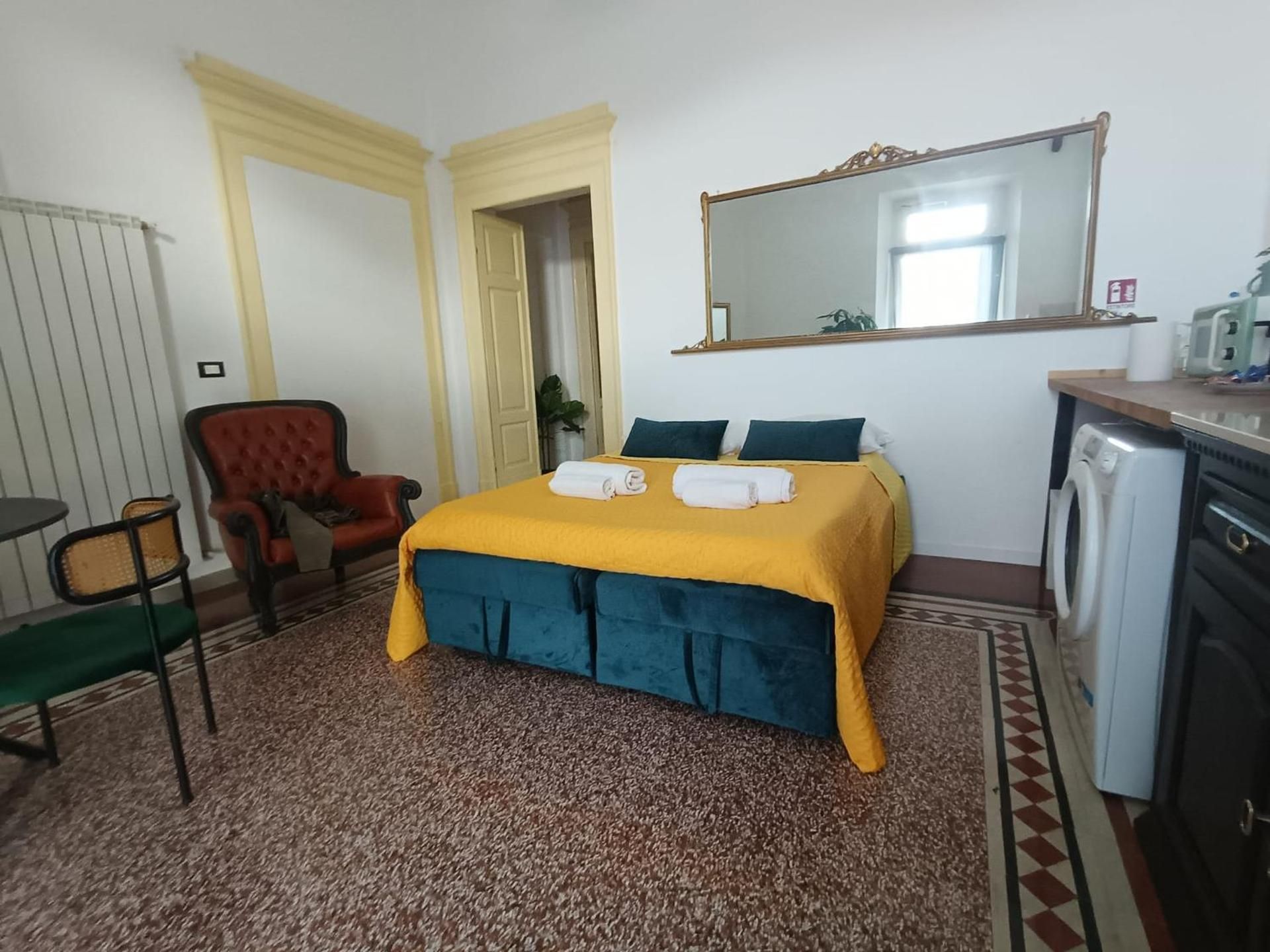 Deluxe One-Bedroom Apartment with Balcony 