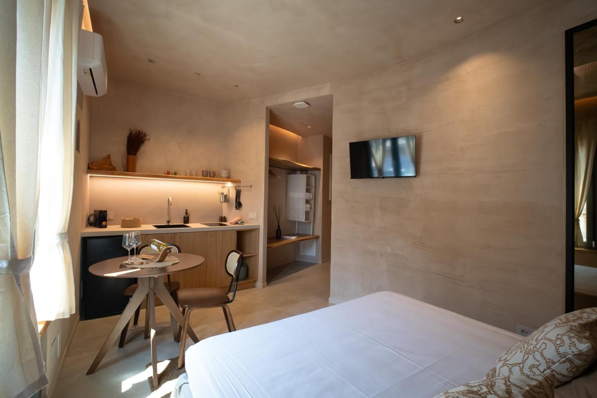 Deluxe One-Bedroom Apartment