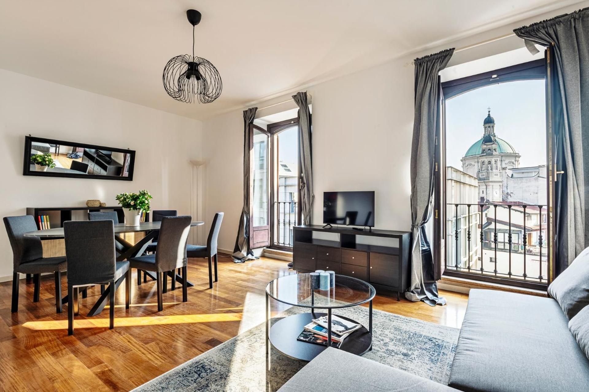 Elegant 2 bedrooms apartments near Duomo