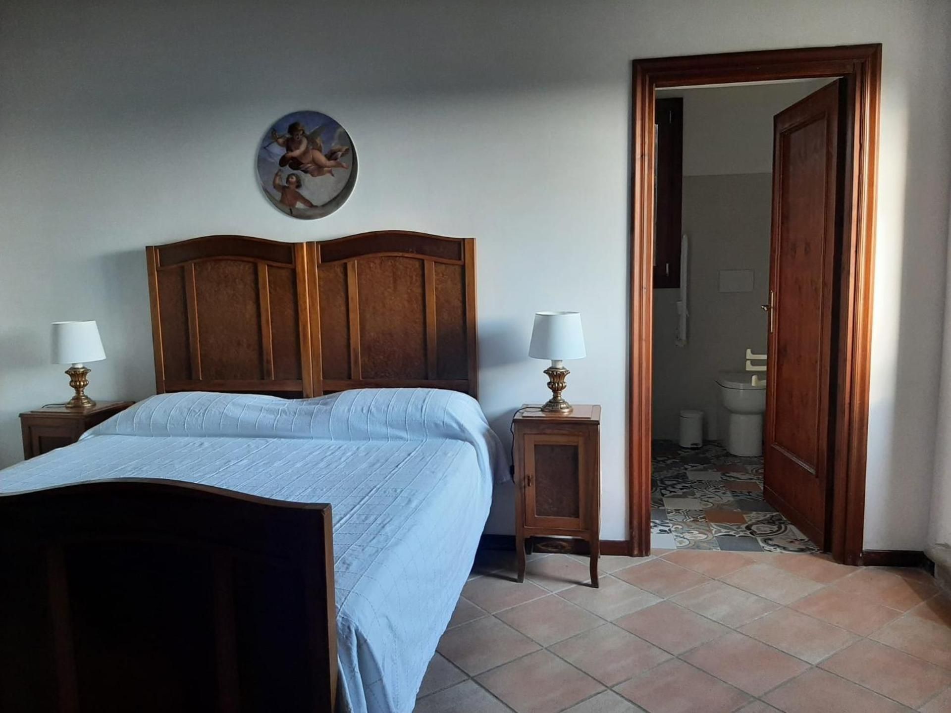 King Room with Roll-In Shower - Disability Access