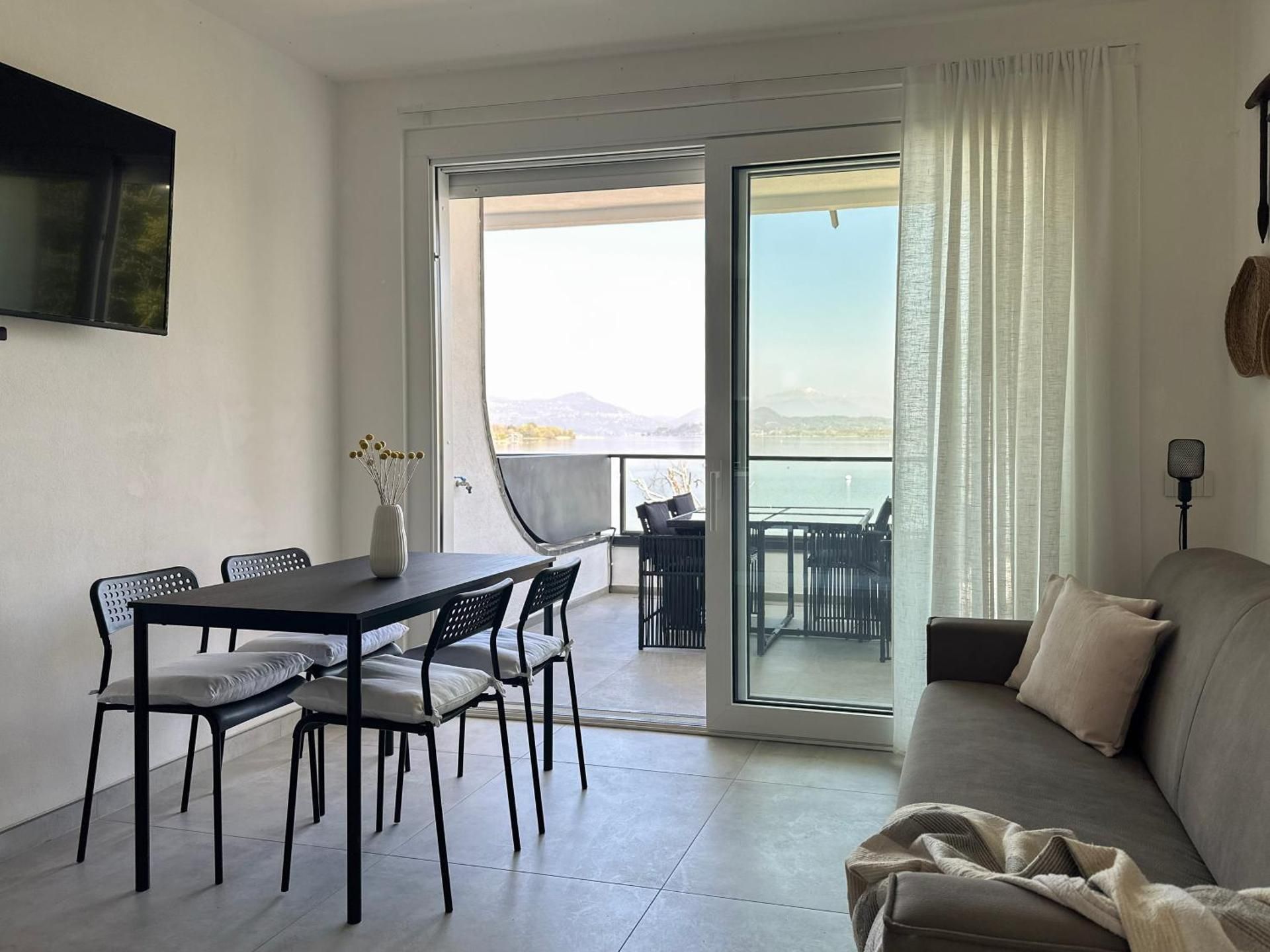 Apartment with Lake View