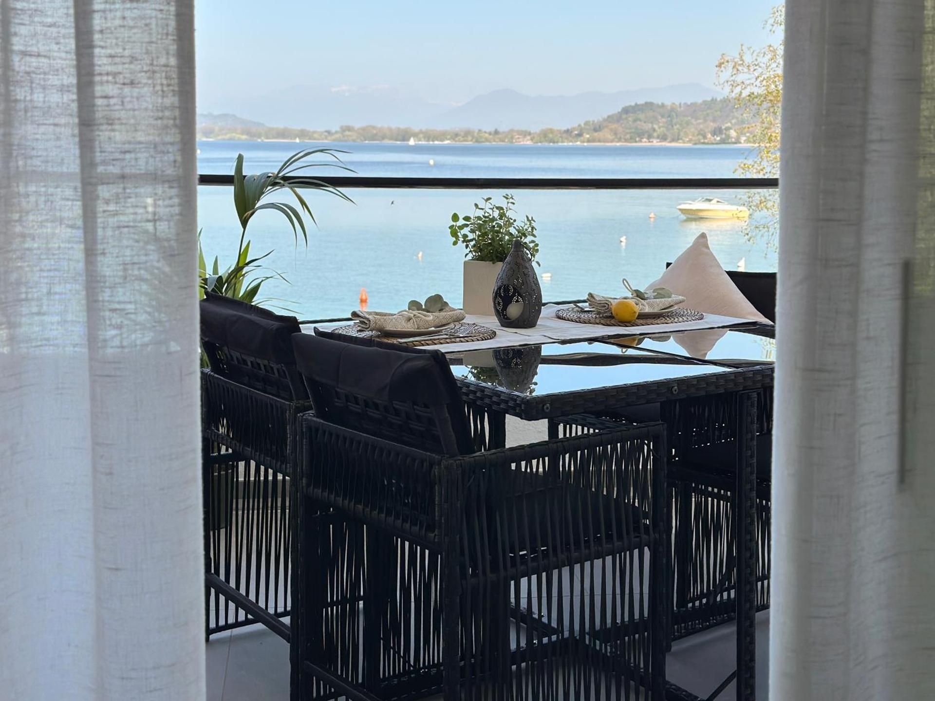 Apartment with Lake View