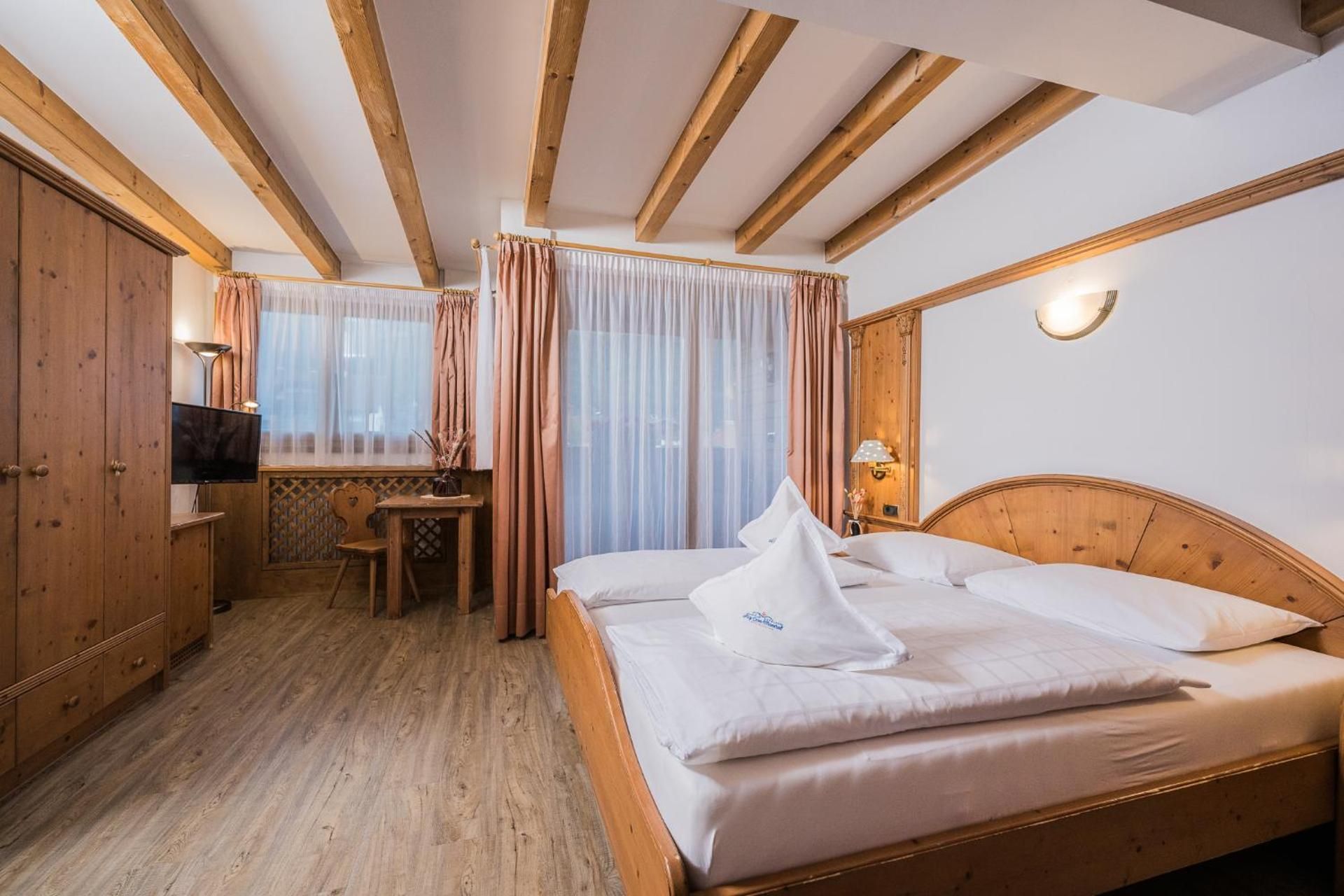 Double or Twin Room with Mountain View