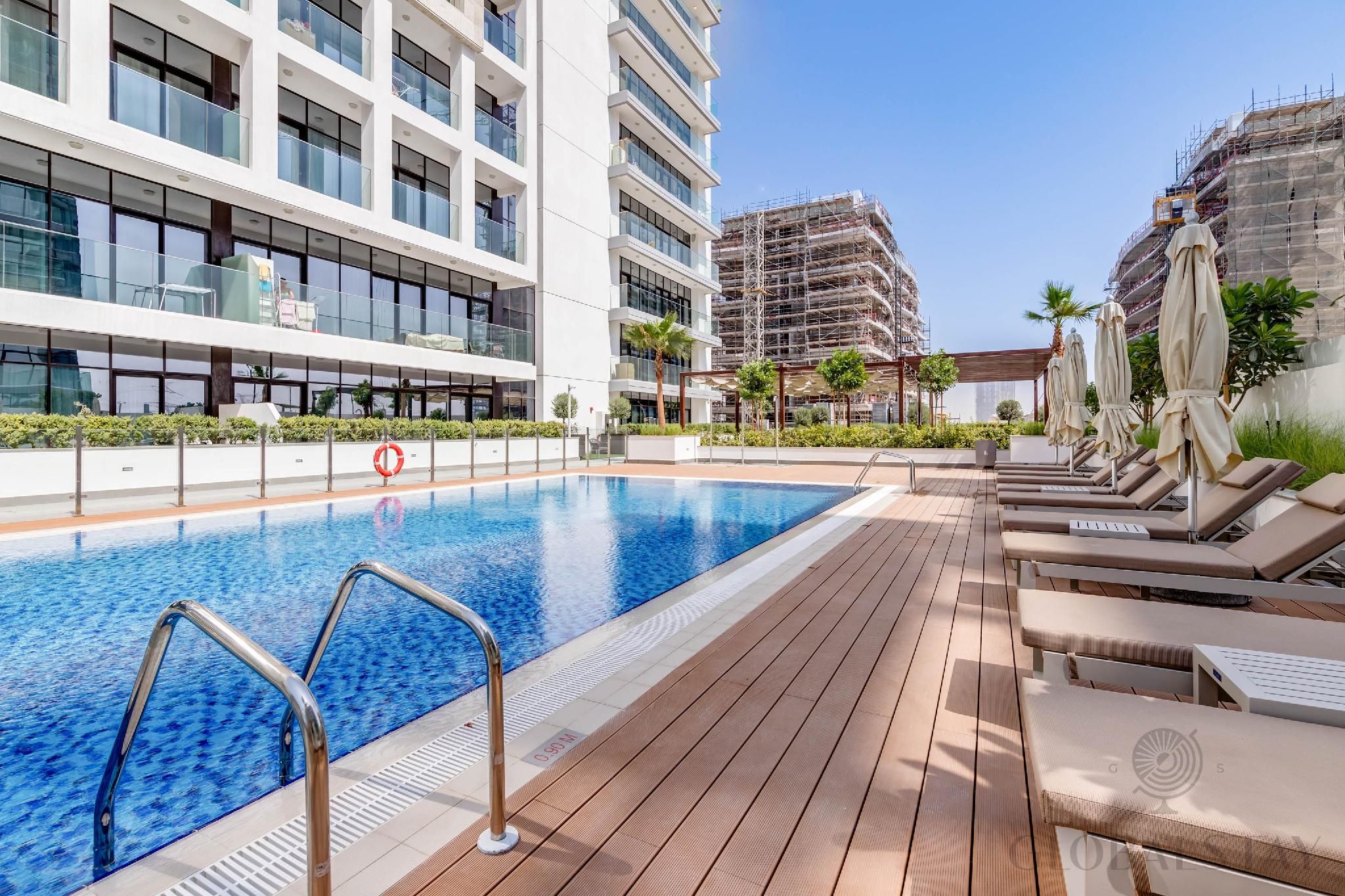 swimming pool [outdoor]