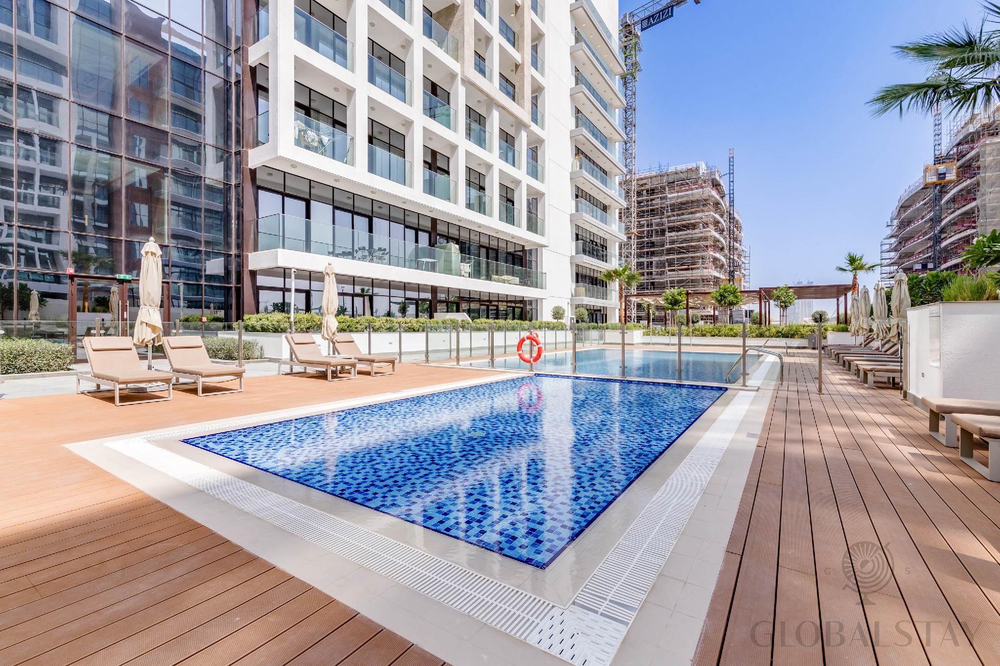 swimming pool [outdoor]