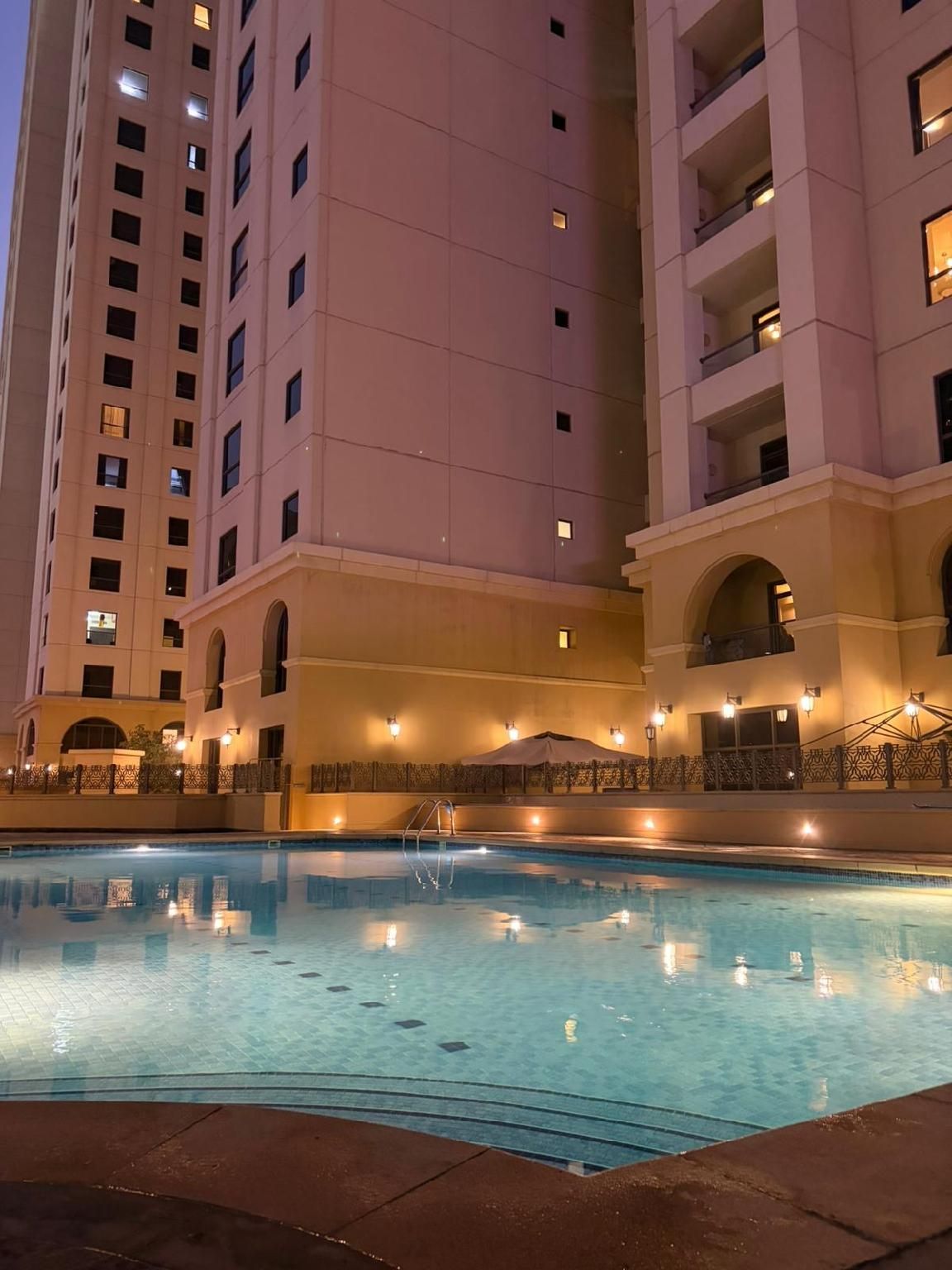 swimming pool [outdoor]