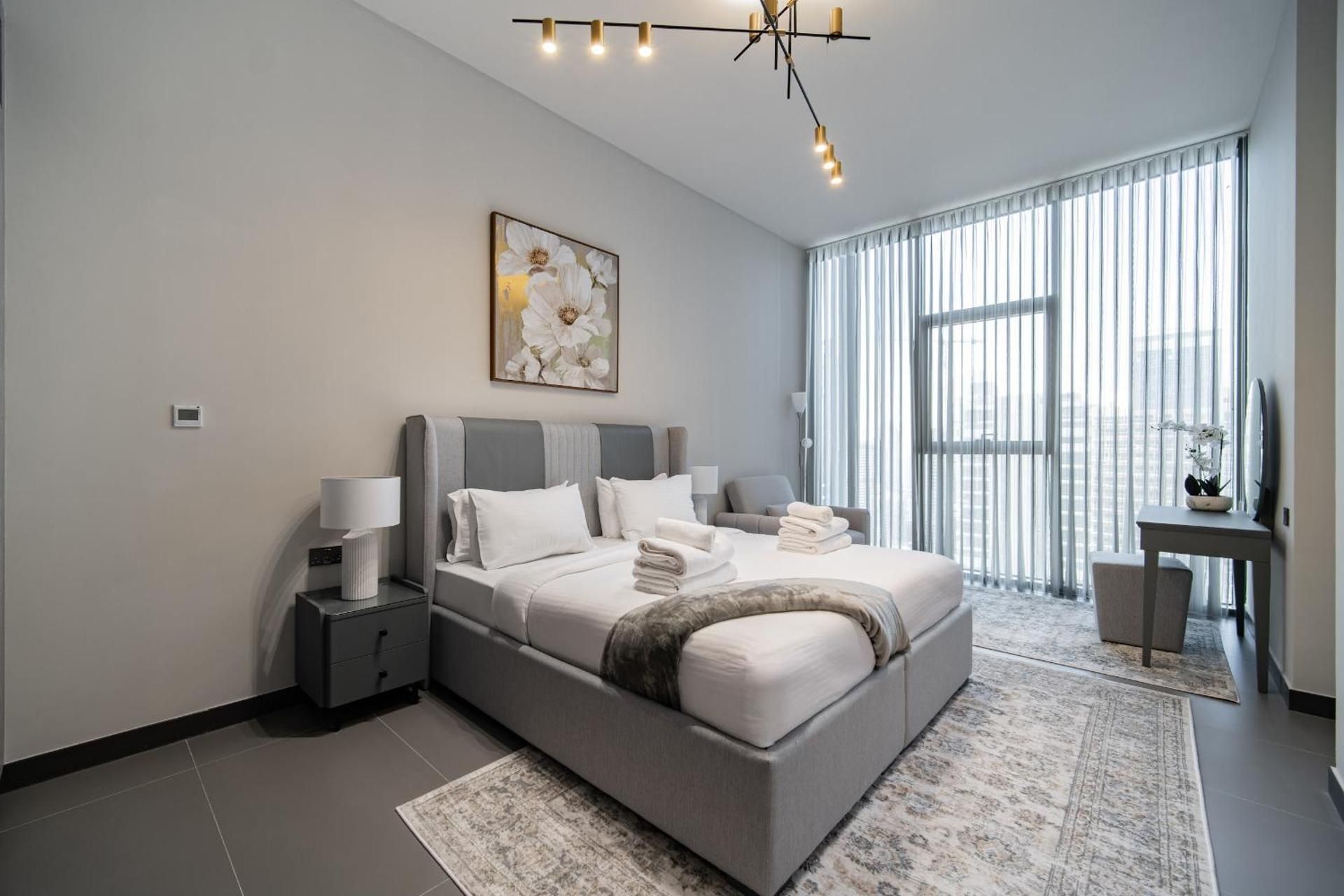 One-Bedroom Apartment with Lake View