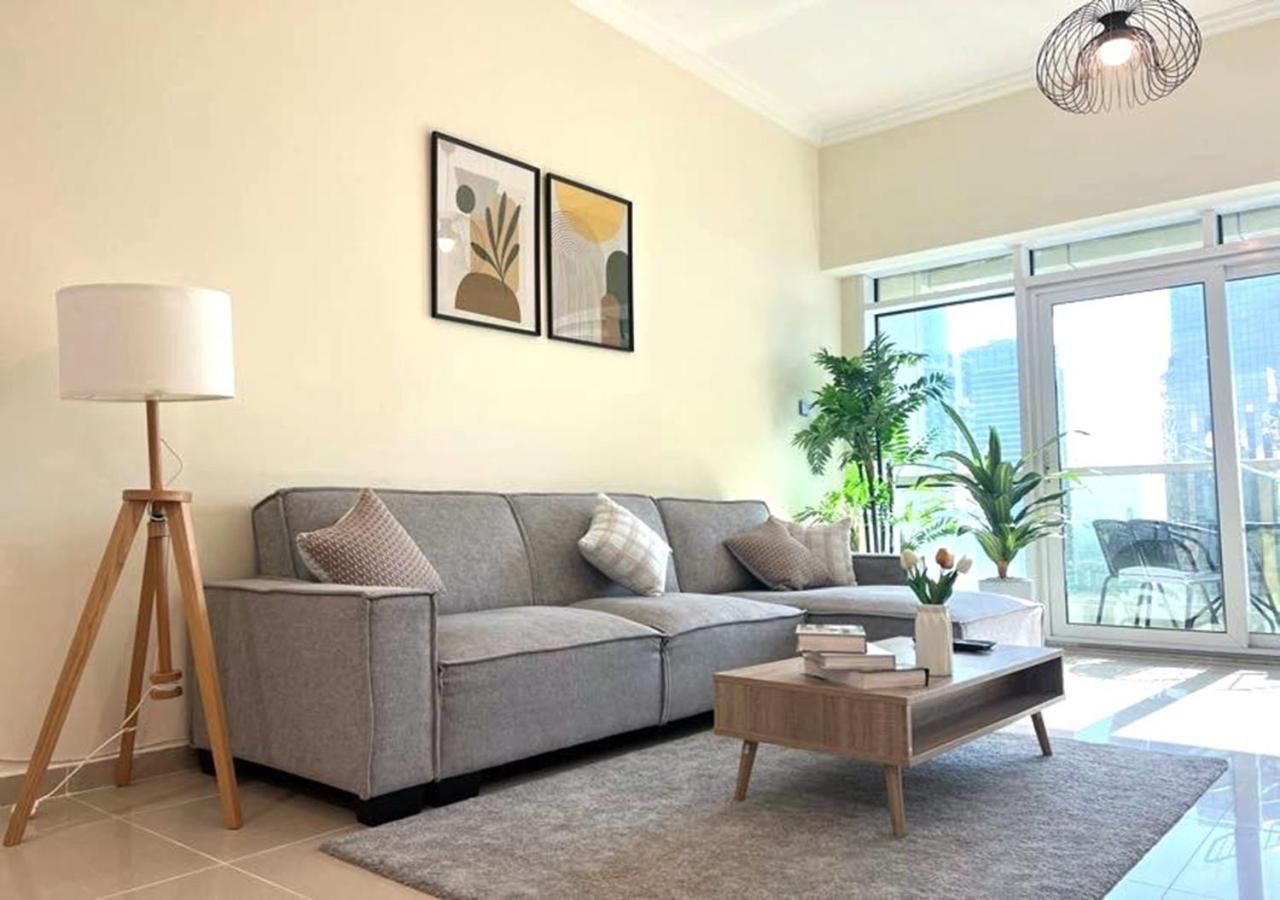 One-Bedroom Apartment with Lake View