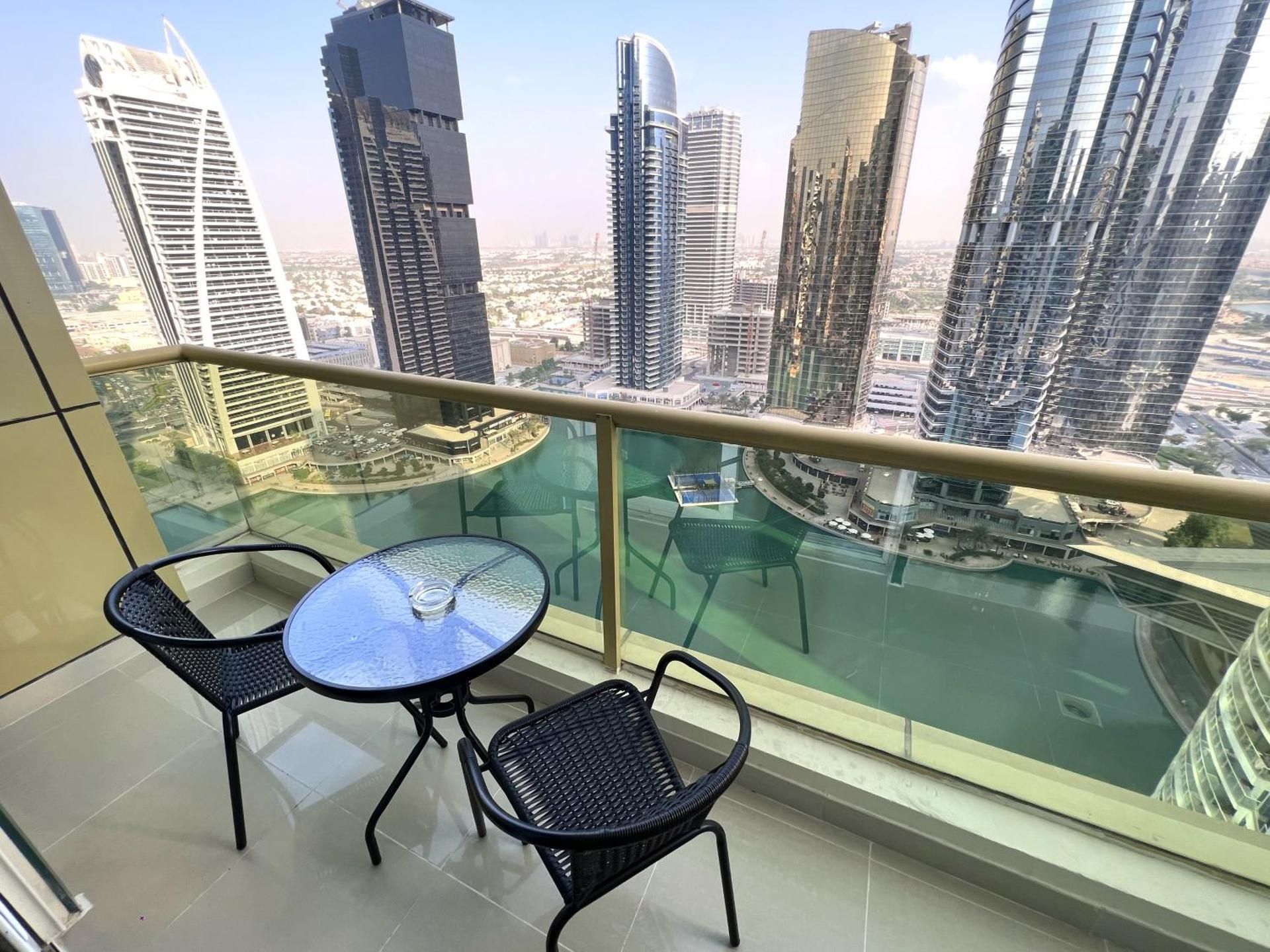 One-Bedroom Apartment with Lake View