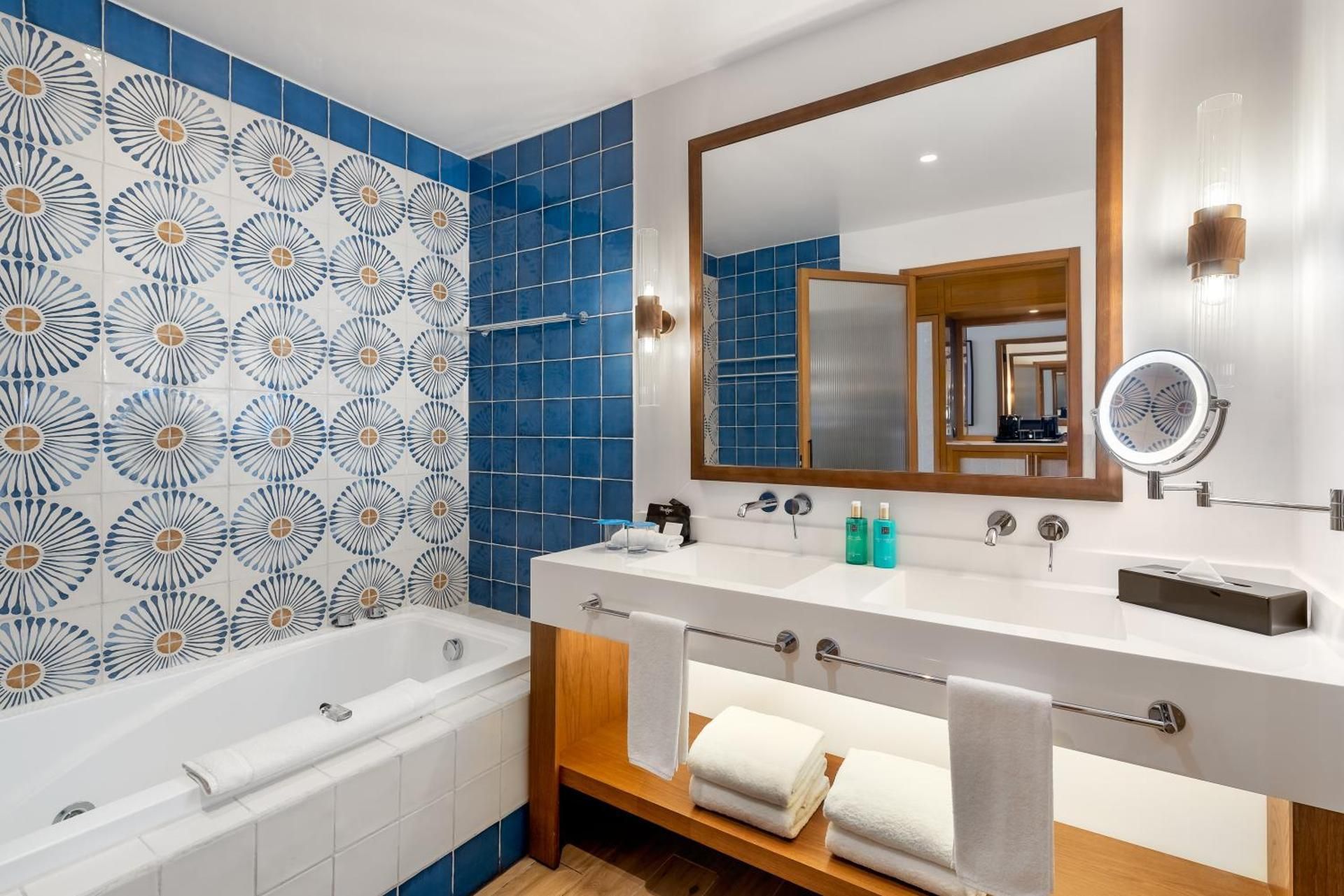 Privilege Swim Up Junior Suite